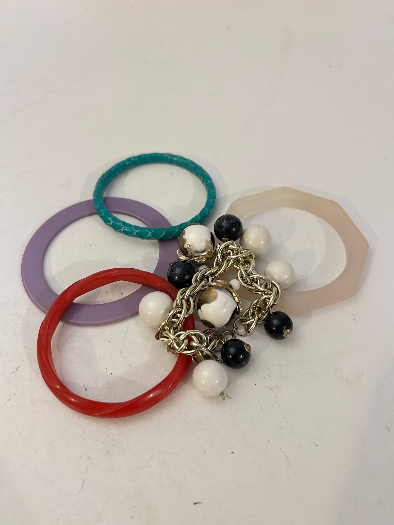 Vintage Lot of 5 Good Bracelets: Vintage Lot of 5 Good Bracelets Please view all photos as they are part of the description and condition of this Item, Feel free to contact me with questions or picture requests! Used Item AS IS