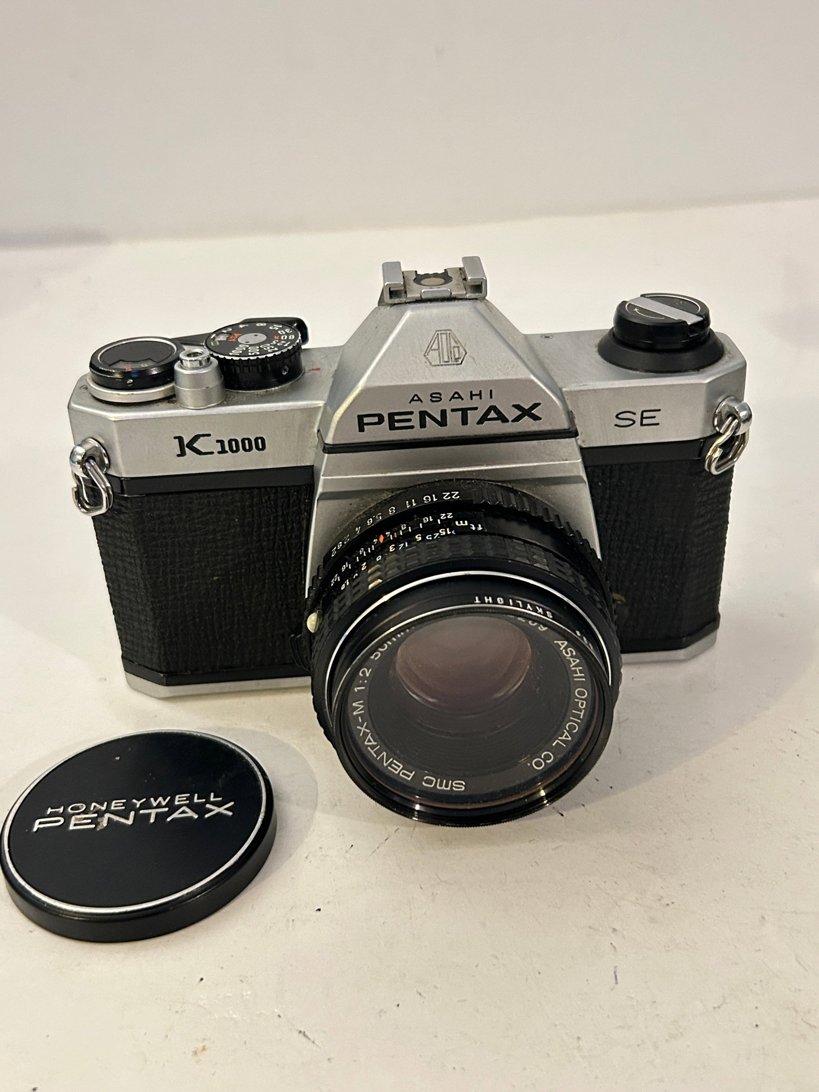 Pentax K1000 SE 35mm Film Camera w/ 50mm f2 Lens (1 of 5)