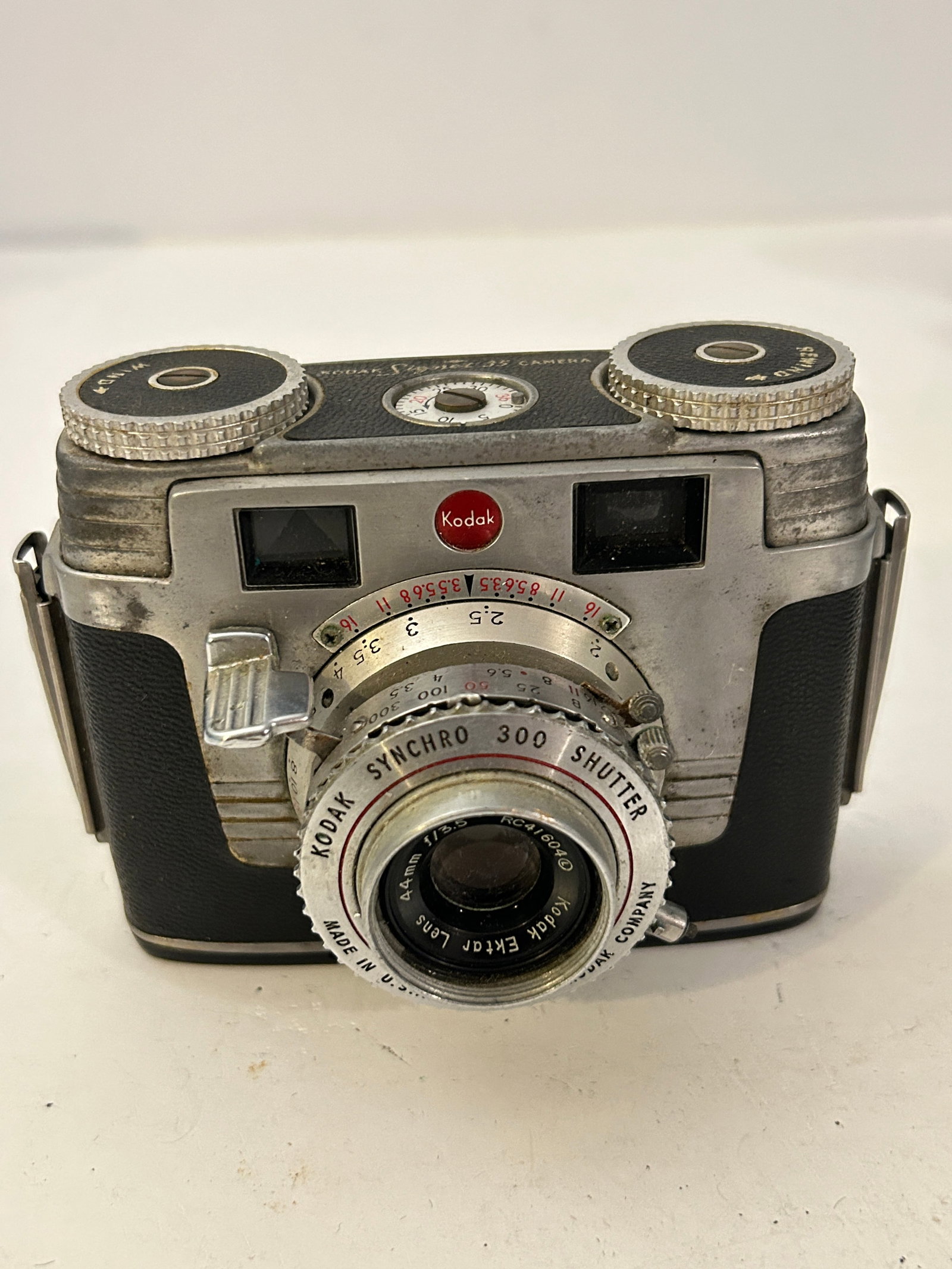 kodak signet 35 camera Ektar Lens 44mm F3.5 Vintage: kodak signet 35 camera Ektar Lens 44mm F3.5 Vintage Please view all photos as they are part of the description and condition of this Item, Feel free to contact me with questions or picture requests! U