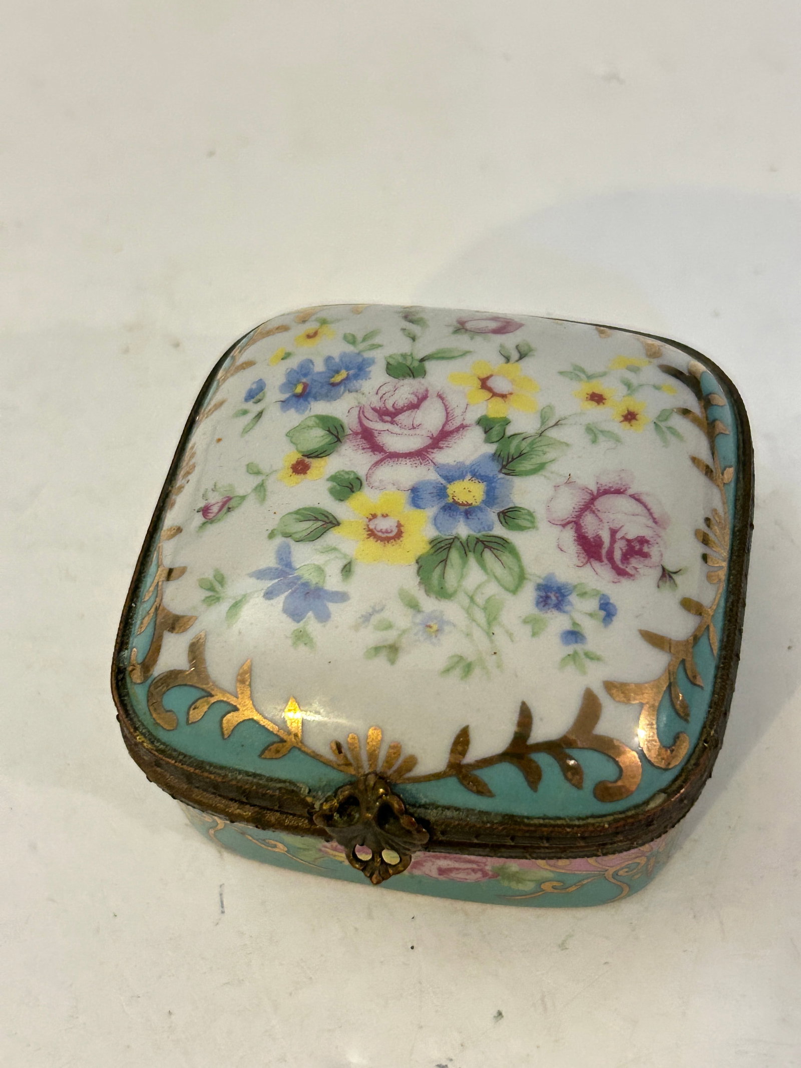 Vintage Decor Main Limoges Trinket Box: Vintage Decor Main Limoges Trinket Box Please view all photos as they are part of the description and condition of this Item, Feel free to contact me with questions or picture requests! Used Item AS I