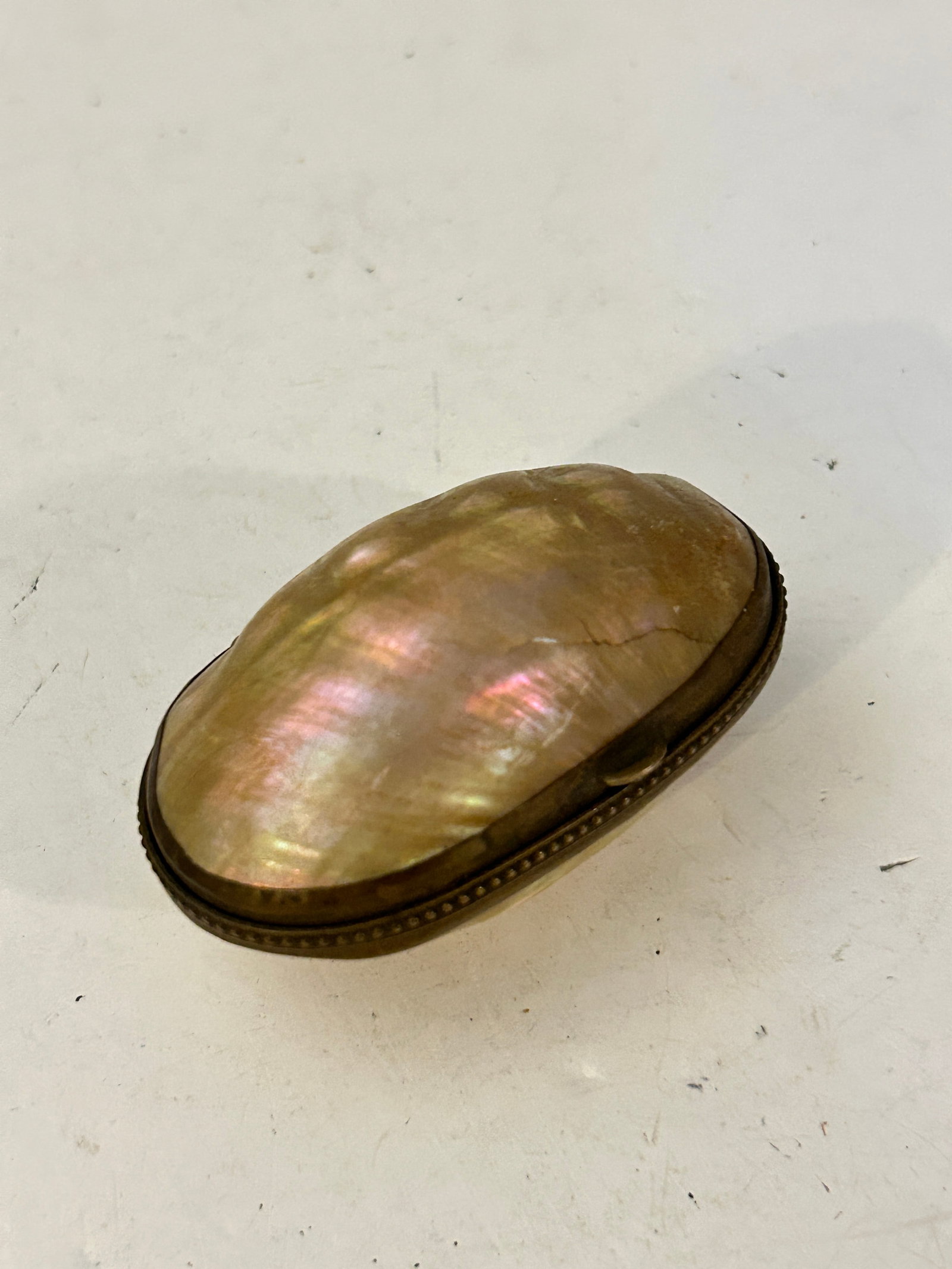 Antique French Victorian Mother Of Pearl Pill Box Snuffbox: Antique French Victorian Mother Of Pearl Pill Box Snuffbox Please view all photos as they are part of the description and condition of this Item, Feel free to contact me with questions or picture requ