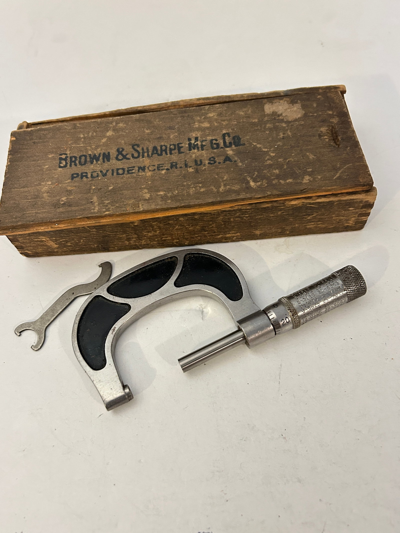 Mixed Starrett brown & sharpe Box Reed Locomb 2" Micrometer (1 of 5)