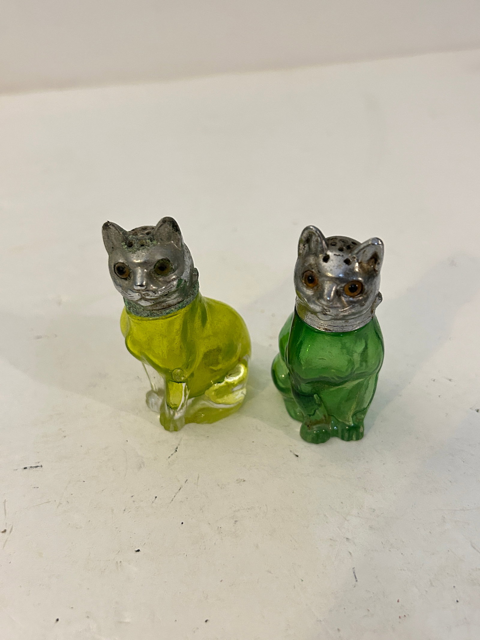 Vintage Themed Salt and Pepper Cat Shakers: Vintage Themed Salt and Pepper Cat Shakers Please view all photos as they are part of the description and condition of this Item, Feel free to contact me with questions or picture requests! Used Item 
