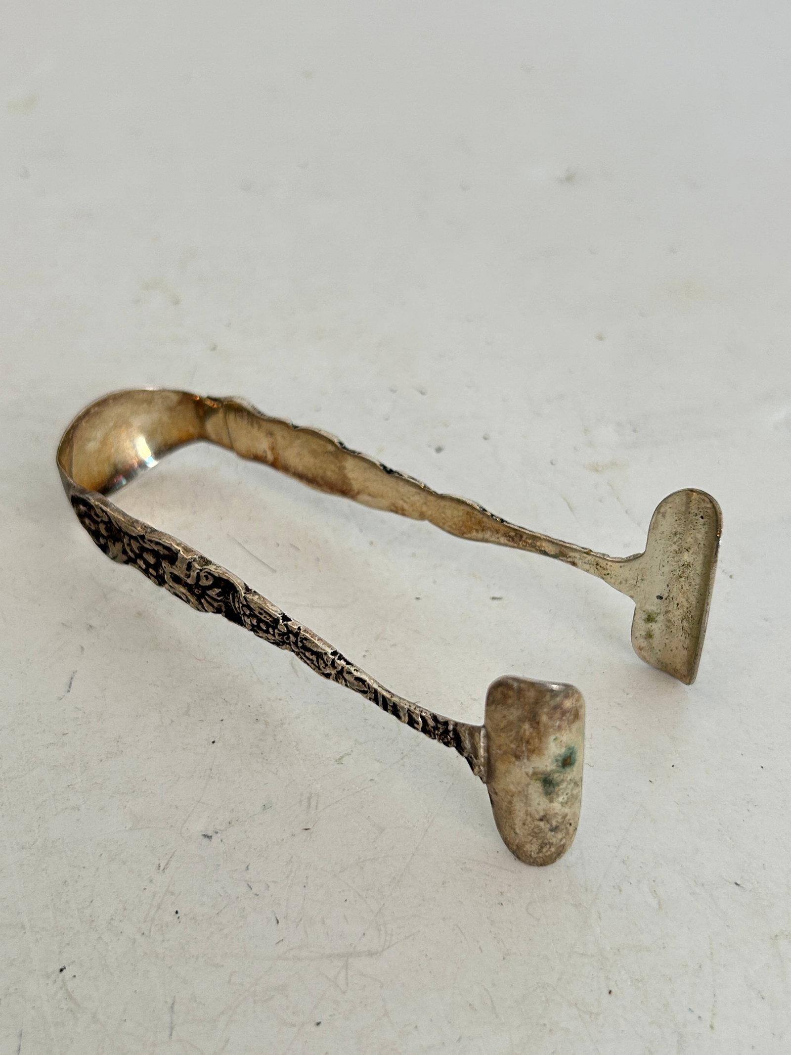 Spring-action serving silver-plated tongs 4": Spring-action serving silver-plated tongs 4" Please view all photos as they are part of the description and condition of this Item, Feel free to contact me with questions or picture requests! Used Ite