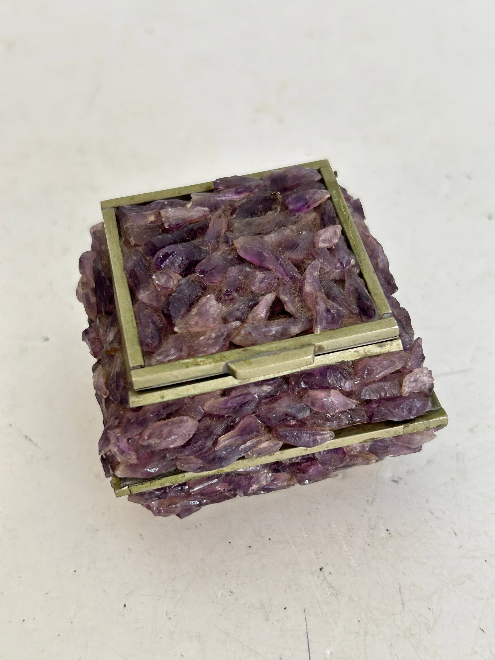vintage trinket box raw purple amethyst crystals 2 1/2": vintage trinket box raw purple amethyst crystals 2 1/2" Please view all photos as they are part of the description and condition of this Item, Feel free to contact me with questions or picture request