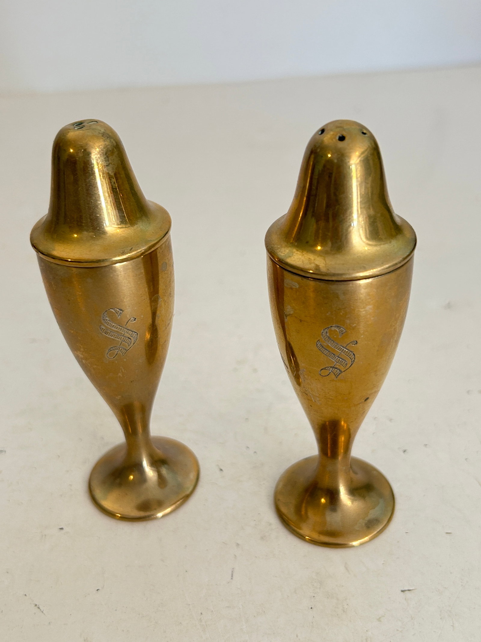 Golden Brass Salt & Pepper Shakers, Dirilyte, Urn Shape Footed, Screw-Off Tops: Golden Brass Salt & Pepper Shakers, Dirilyte, Urn Shape Footed, Screw-Off Tops Please view all photos as they are part of the description and condition of this Item, Feel free to contact me with quest