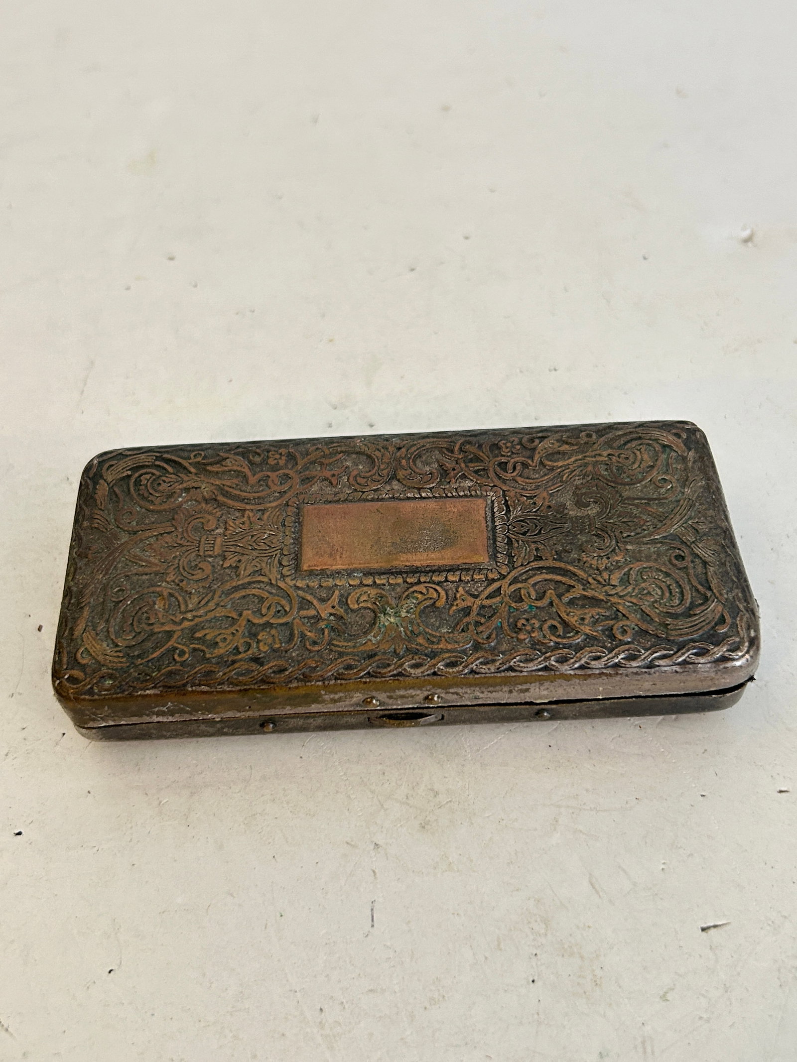 King Gillette Safety Razor Box Pocket Edition Case Only Tarnished: King Gillette Safety Razor Box Pocket Edition Case Only Tarnished Please view all photos as they are part of the description and condition of this Item, Feel free to contact me with questions or pictu