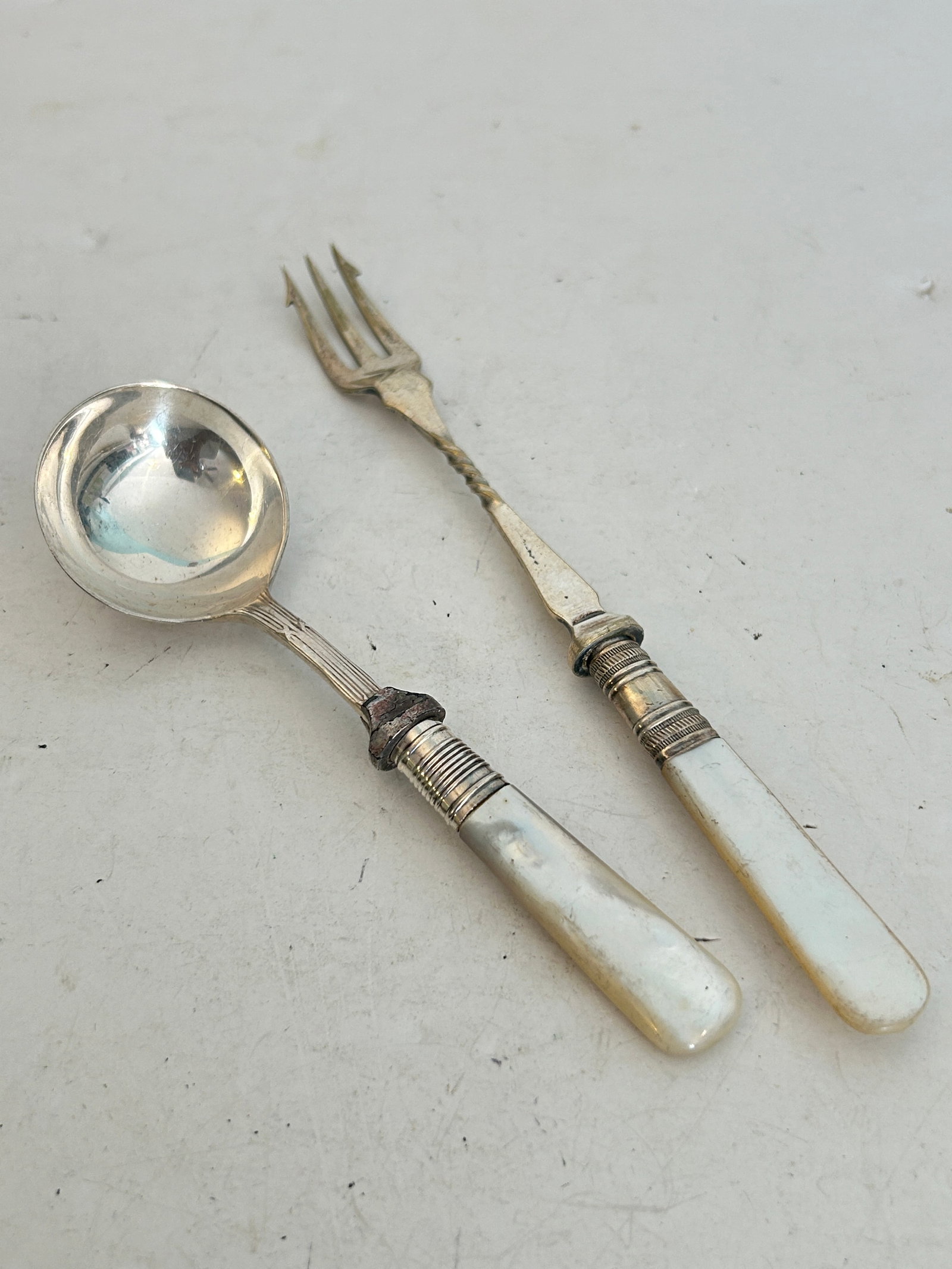 Mother Of Pearl Small Fork & Spoon Made In England EPNS Silver Plated Vintage: Mother Of Pearl Small Fork & Spoon Made In England EPNS Silver Plated Vintage Please view all photos as they are part of the description and condition of this Item, Feel free to contact me with questi