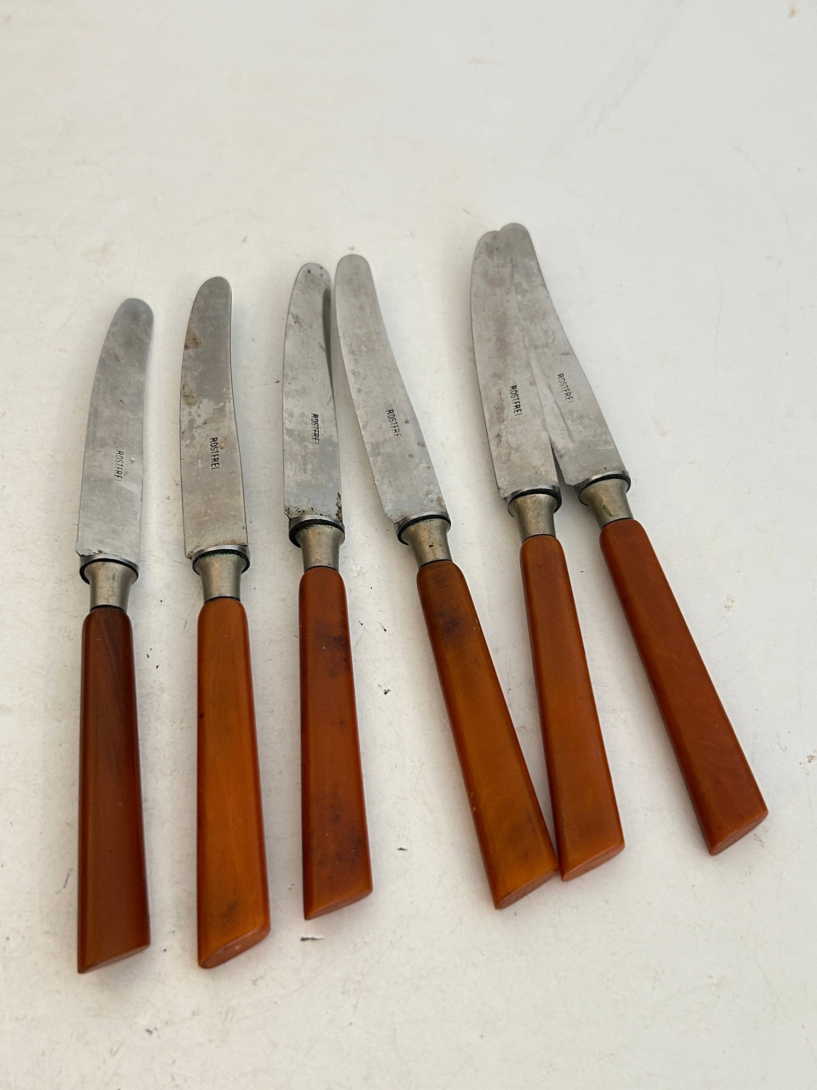 Vintage Set of 6 Bakelite Handle Butter Knives Stainless Steel Butterscotch (1 of 4)