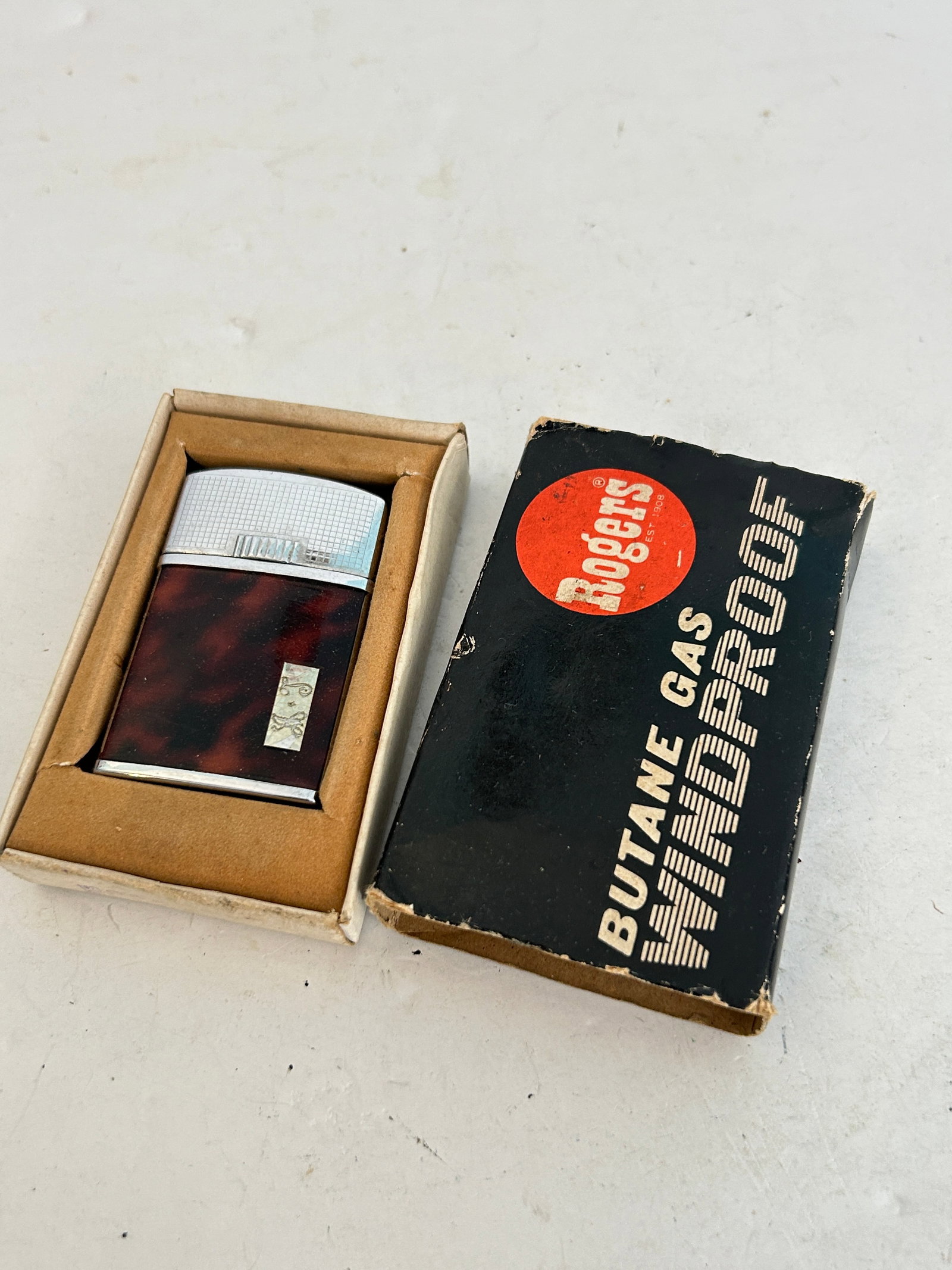 Vintage Rogers Marbleized Brown Enamel & Chrome Gas Lighter Sparking Well in box: Vintage Rogers Marbleized Brown Enamel & Chrome Gas Lighter Sparking Well in box Please view all photos as they are part of the description and condition of this Item, Feel free to contact me with que