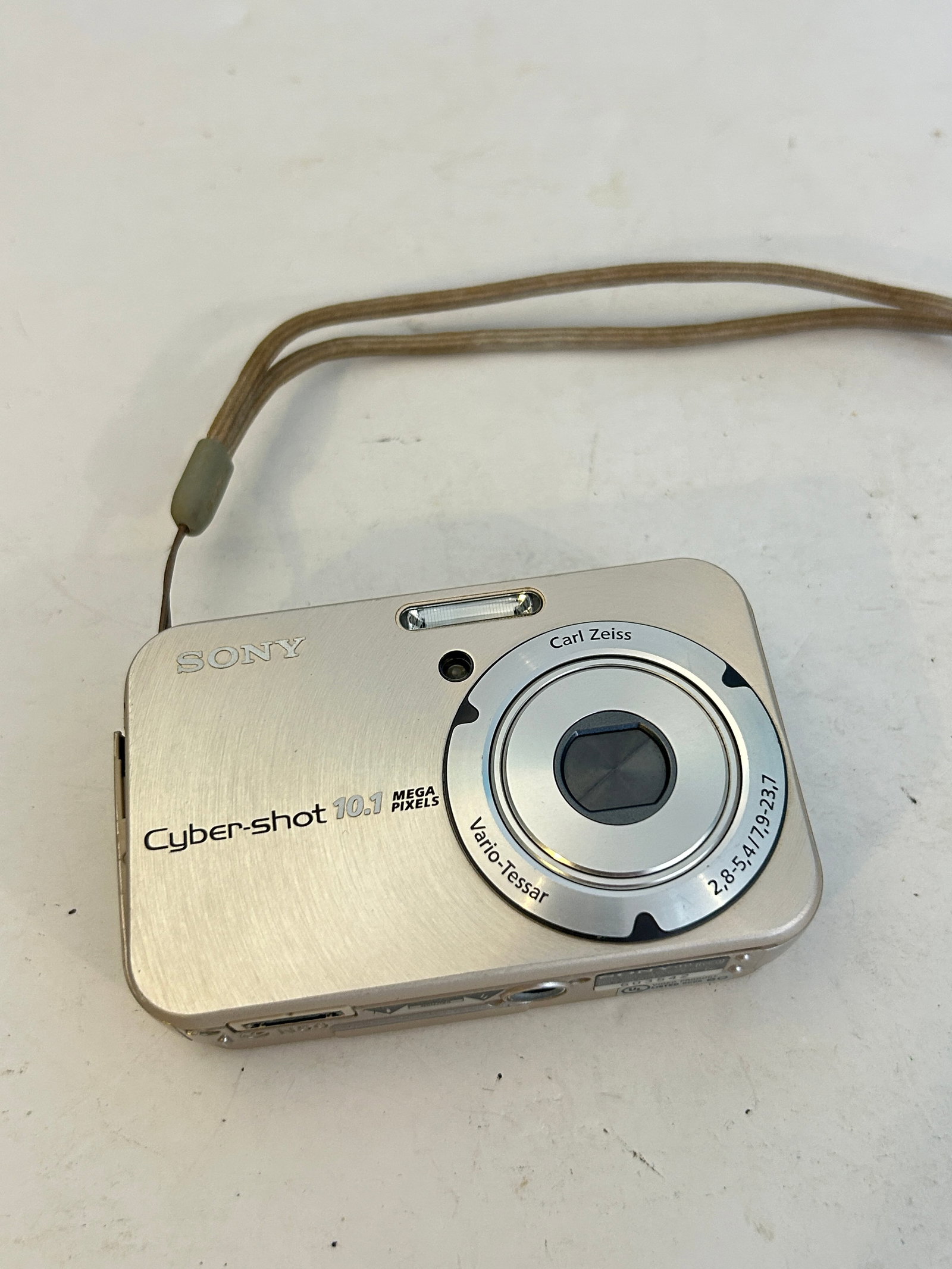 Sony Cybershot DSC-N2 10.1MP Silver Digital Camera (1 of 7)