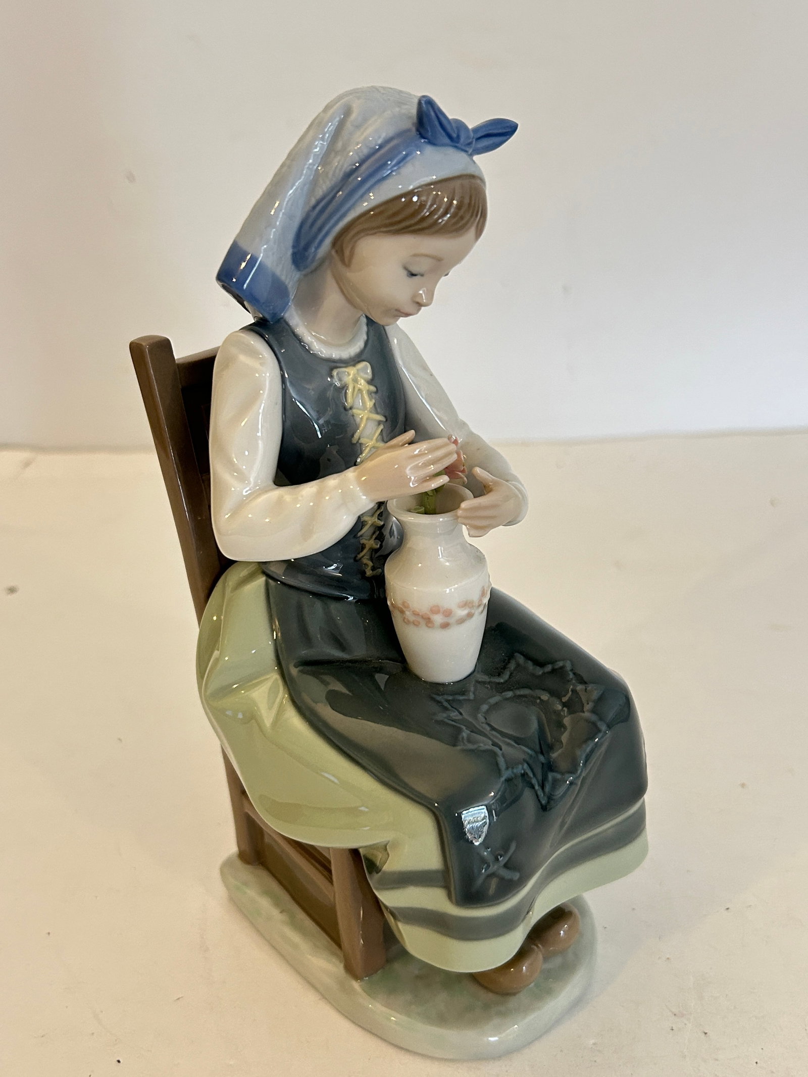 Flower Harmony porcelain figurine (Model #1418) made by Lladro (1 of 8)