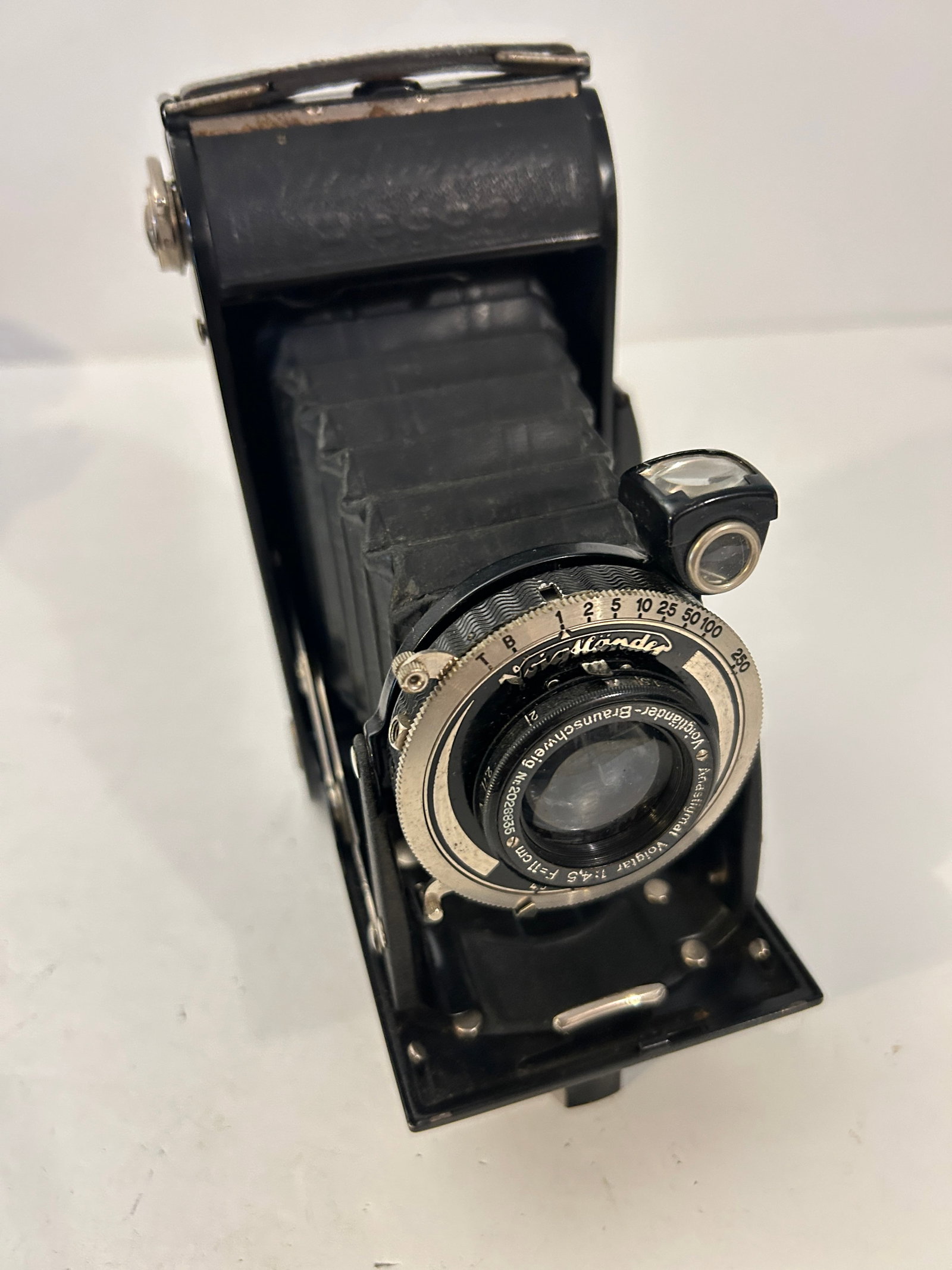 Vintage Voigtlander Bessa 6x9 folding bellows camera 1930s Voigtlander Braunschweig Anastigmat: Vintage Voigtlander Bessa 6x9 folding bellows camera 1930s Voigtlander Braunschweig Anastigmat Skopar or Voigtar 1:4.5 Please view all photos as they are part of the description and condition of this 