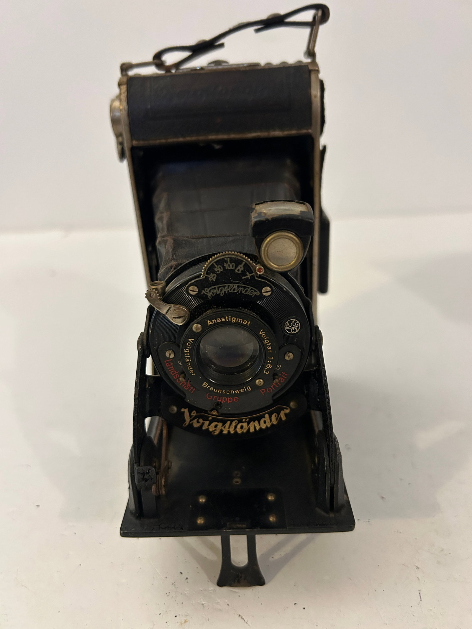 Voigtlander folding rollfilm camera 1920s or 1930s Lens: Voigtar Anastigmat 1:6.3: Voigtlander folding rollfilm camera 1920s or 1930s Lens: Voigtar Anastigmat 1:6.3 Please view all photos as they are part of the description and condition of this Item, Feel free to contact me with qu