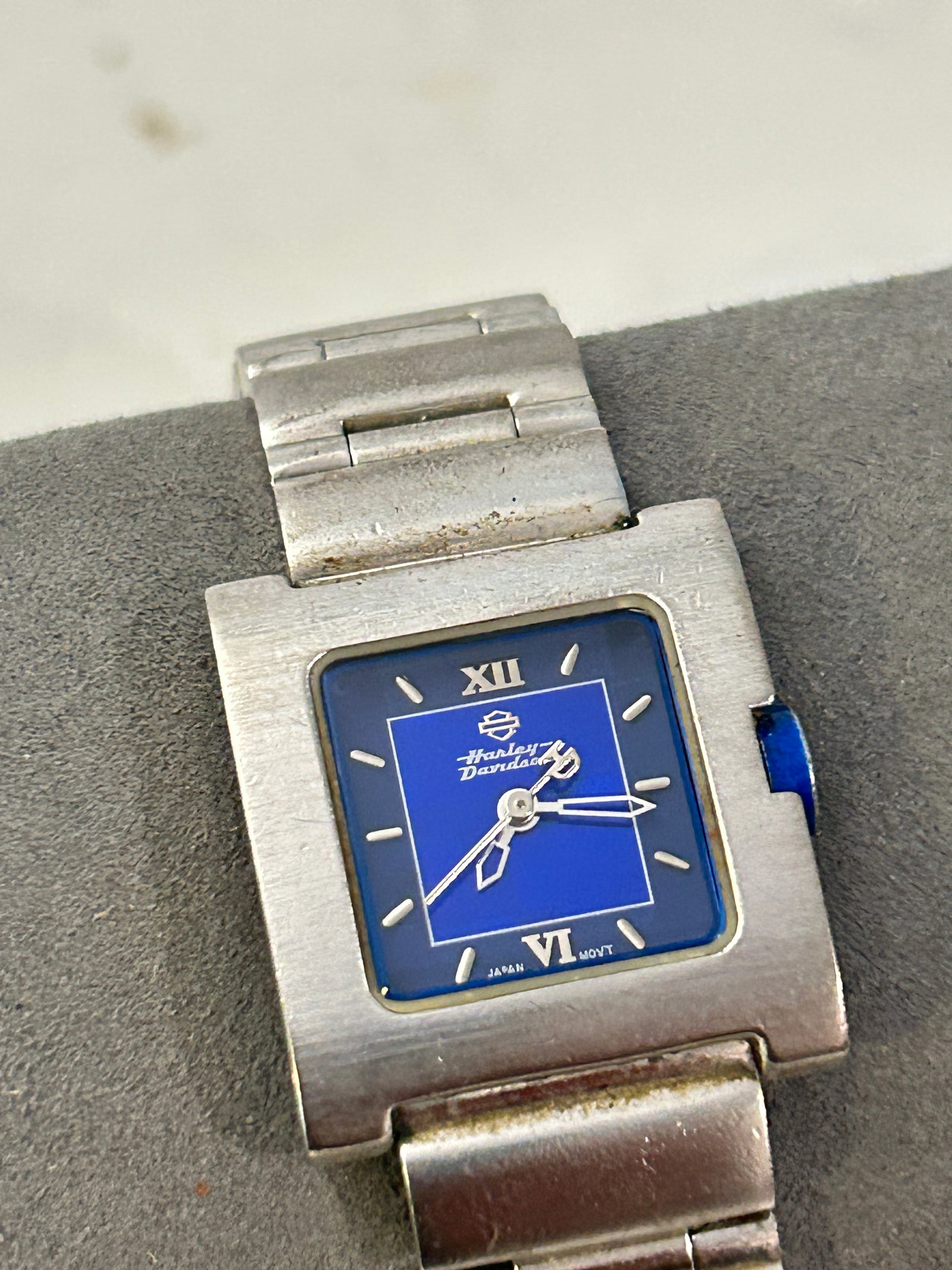 Harley Davidson Stainless Steel Wrist Watch Unisex Cobalt Blue needs bat: Harley Davidson Stainless Steel Wrist Watch Unisex Cobalt Blue needs bat Please view all photos as they are part of the description and condition of this Item, Feel free to contact me with questions o