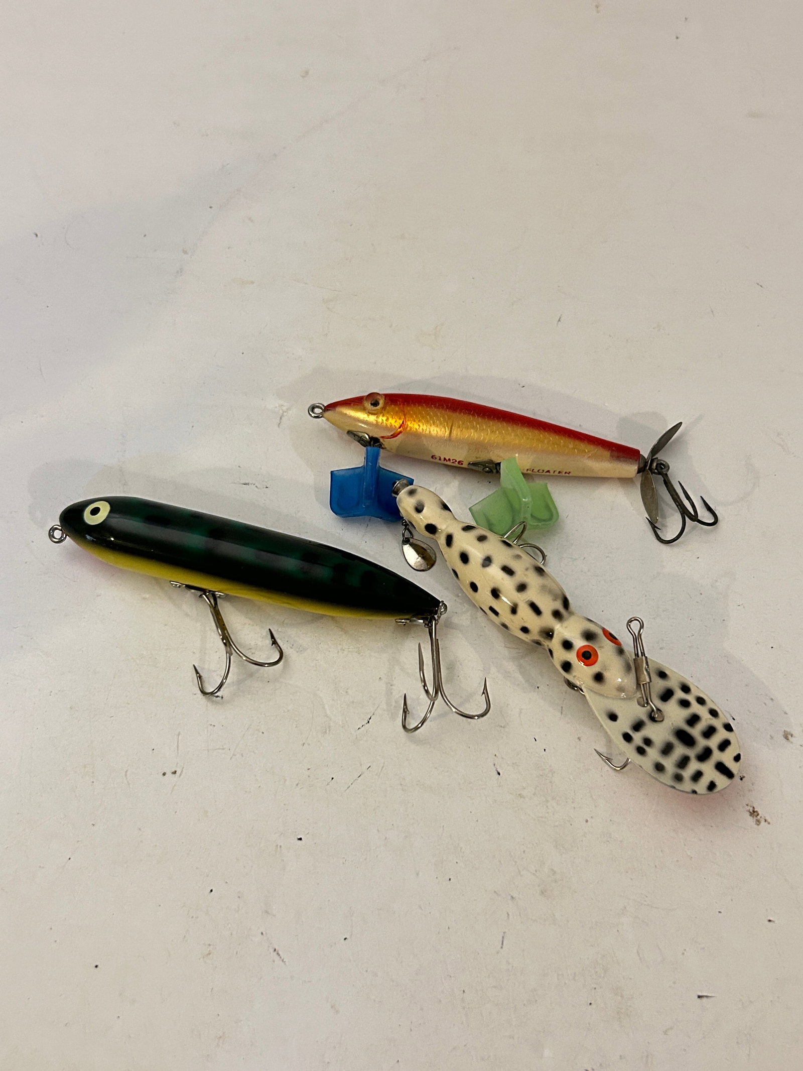 lot of three vintage fishing lures (1 of 4)