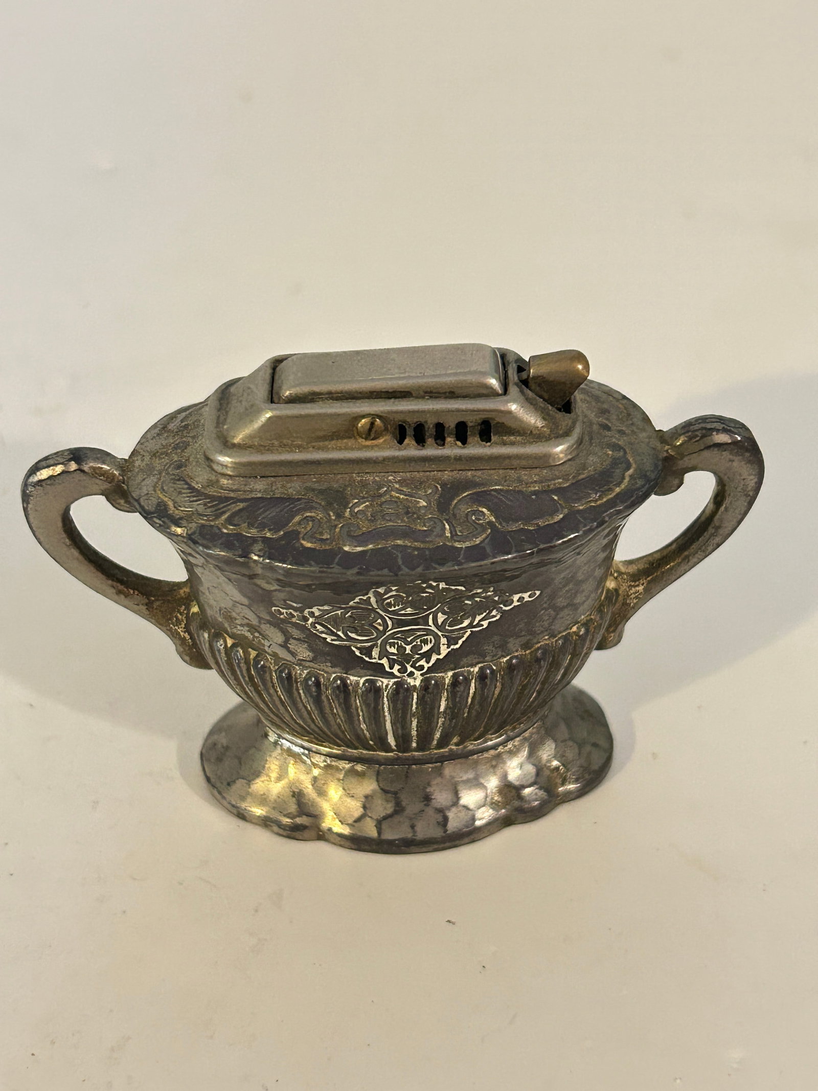 Vintage 1940s Table Lighter Silver Plt needs flint: Vintage 1940s Table Lighter Silver Plt needs flint Please view all photos as they are part of the description and condition of this Item, Feel free to contact me with questions or picture requests! Us