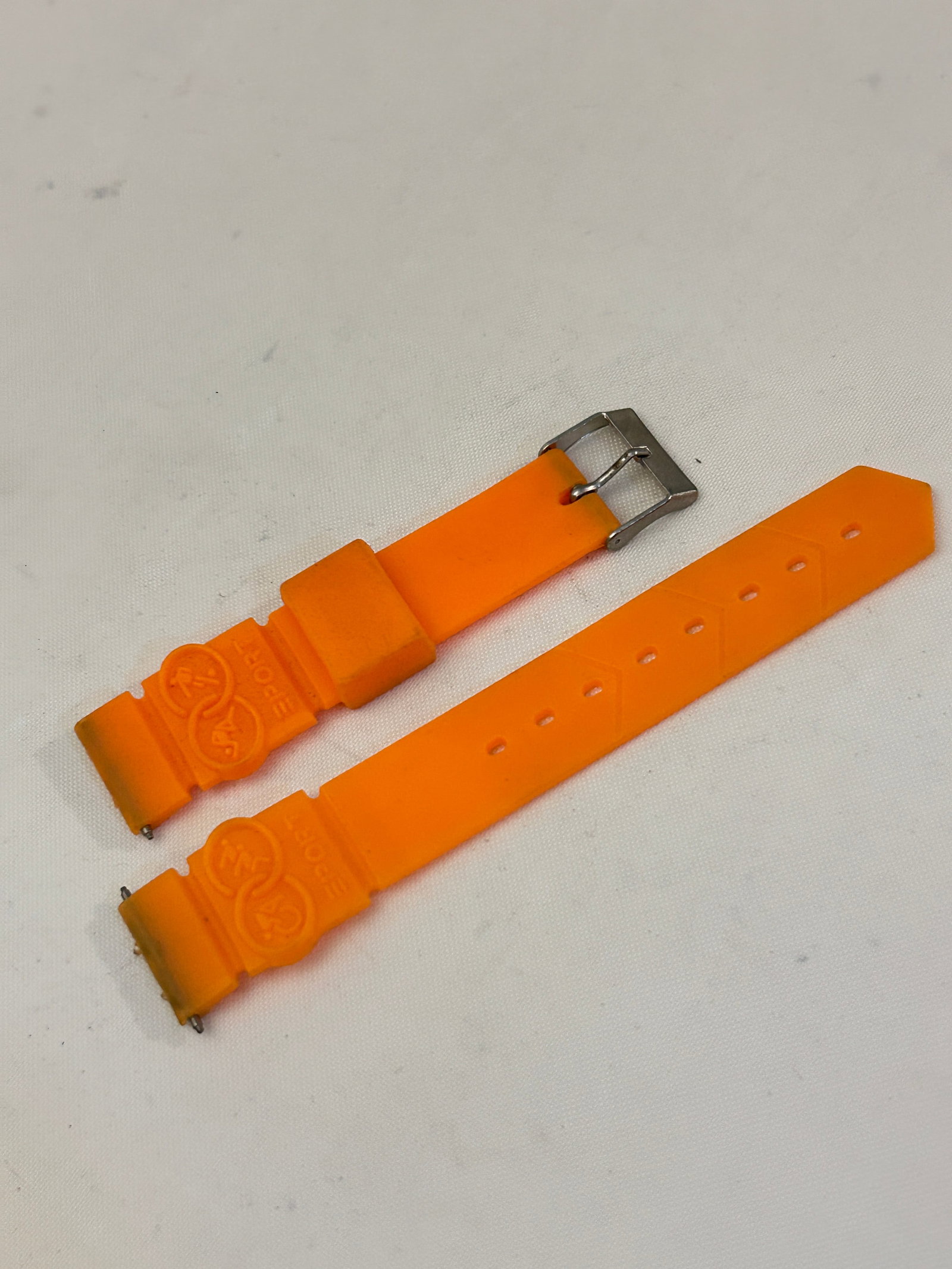 18mm Orange Silicone Rubber Watch Band Strap: 18mm Orange Silicone Rubber Watch Band Strap Please view all photos as they are part of the description and condition of this Item, Feel free to contact me with questions or picture requests! Used Ite