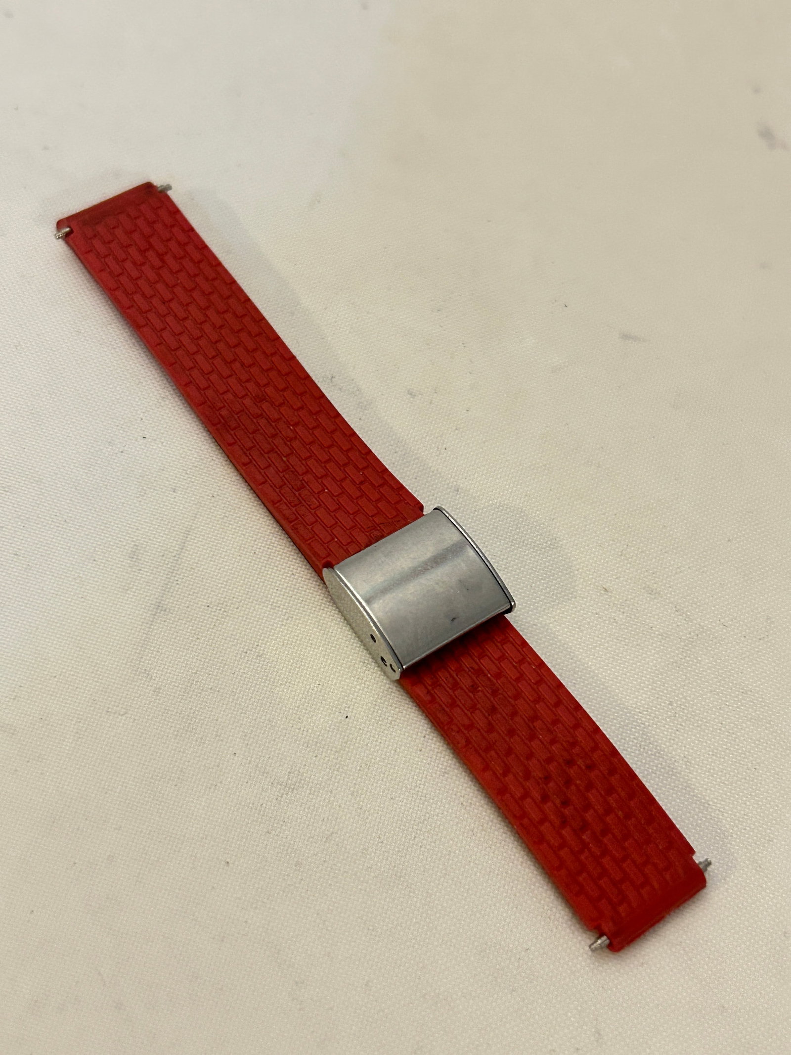 14mm Red Silicone Rubber Watch Band Strap: 14mm Red Silicone Rubber Watch Band Strap Please view all photos as they are part of the description and condition of this Item, Feel free to contact me with questions or picture requests! Used Item A