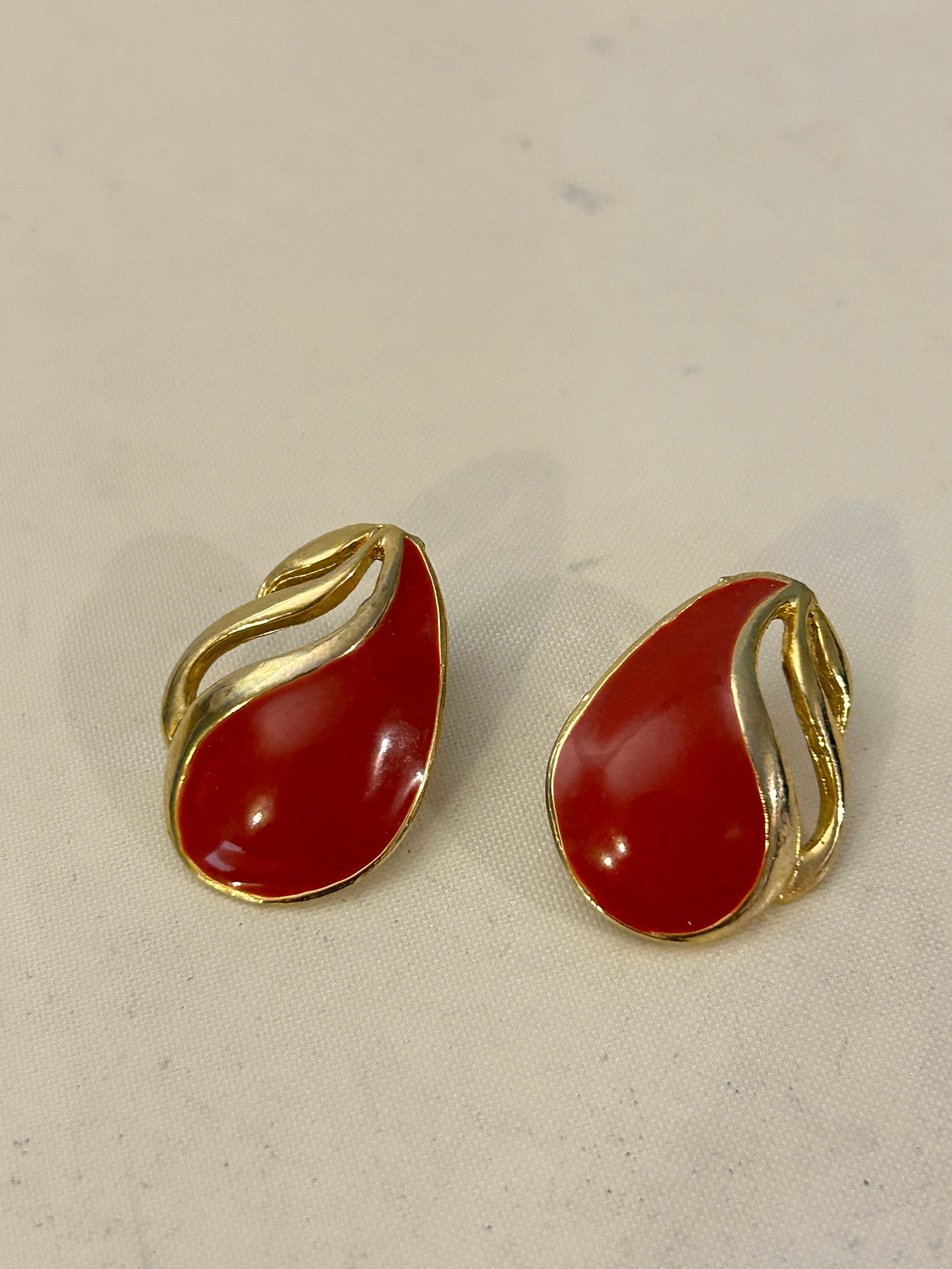 Vintage Gold Tone Bright Red Enamel Earrings.: Vintage Gold Tone Bright Red Enamel Earrings. Please view all photos as they are part of the description and condition of this Item, Feel free to contact me with questions or picture requests! Used It