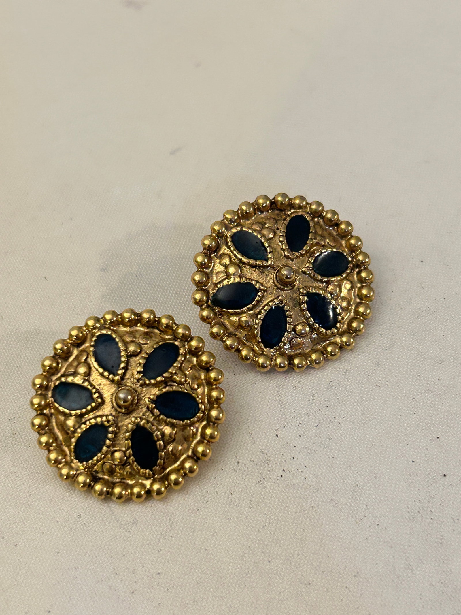 vintage gold-tone clip-on earrings: vintage gold-tone clip-on earrings Please view all photos as they are part of the description and condition of this Item, Feel free to contact me with questions or picture requests! Used Item AS IS