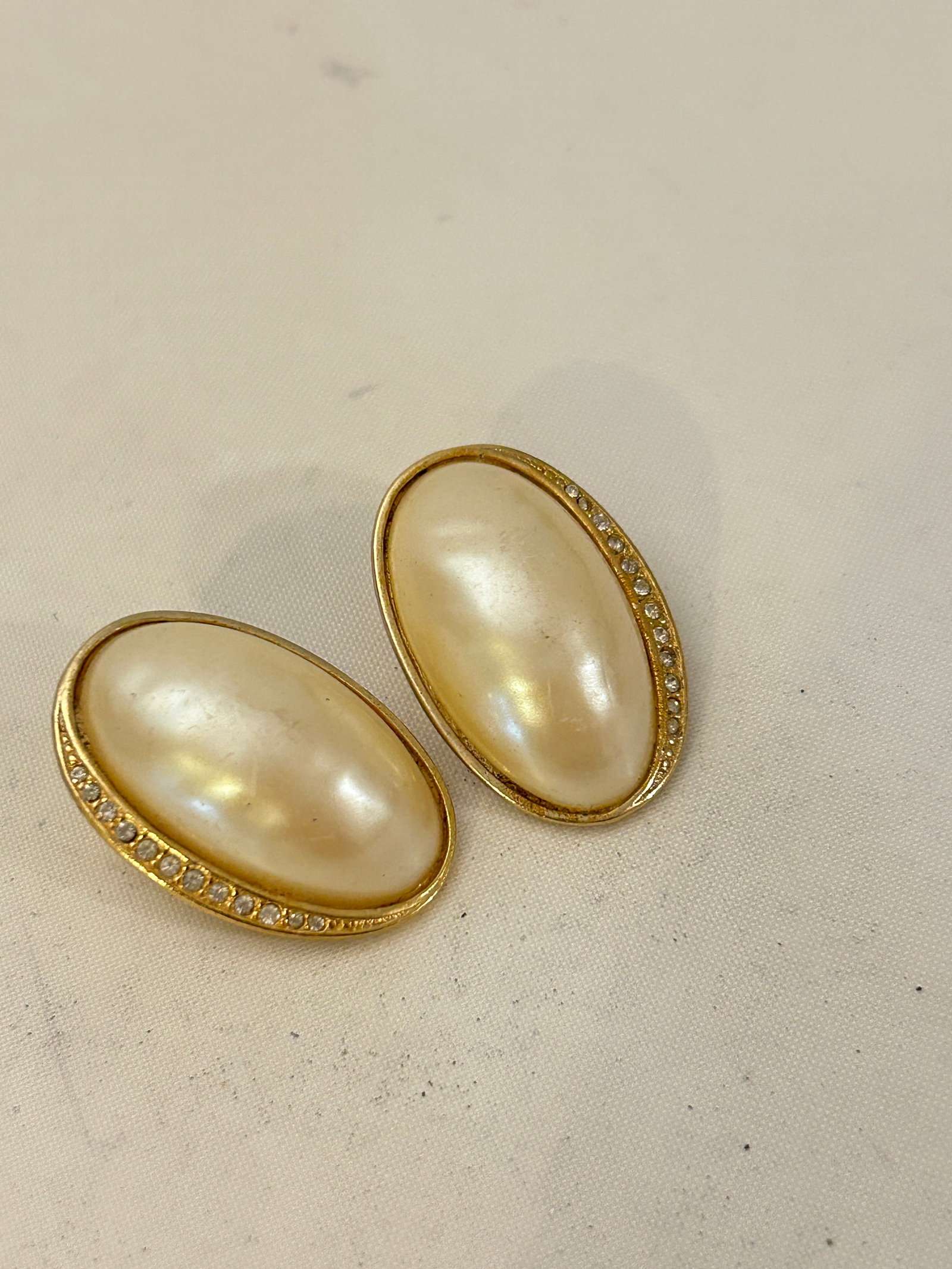 Vintage gold tone faux pearl rhinestones Earrings: Vintage gold tone faux pearl rhinestones Earrings Please view all photos as they are part of the description and condition of this Item, Feel free to contact me with questions or picture requests! Use