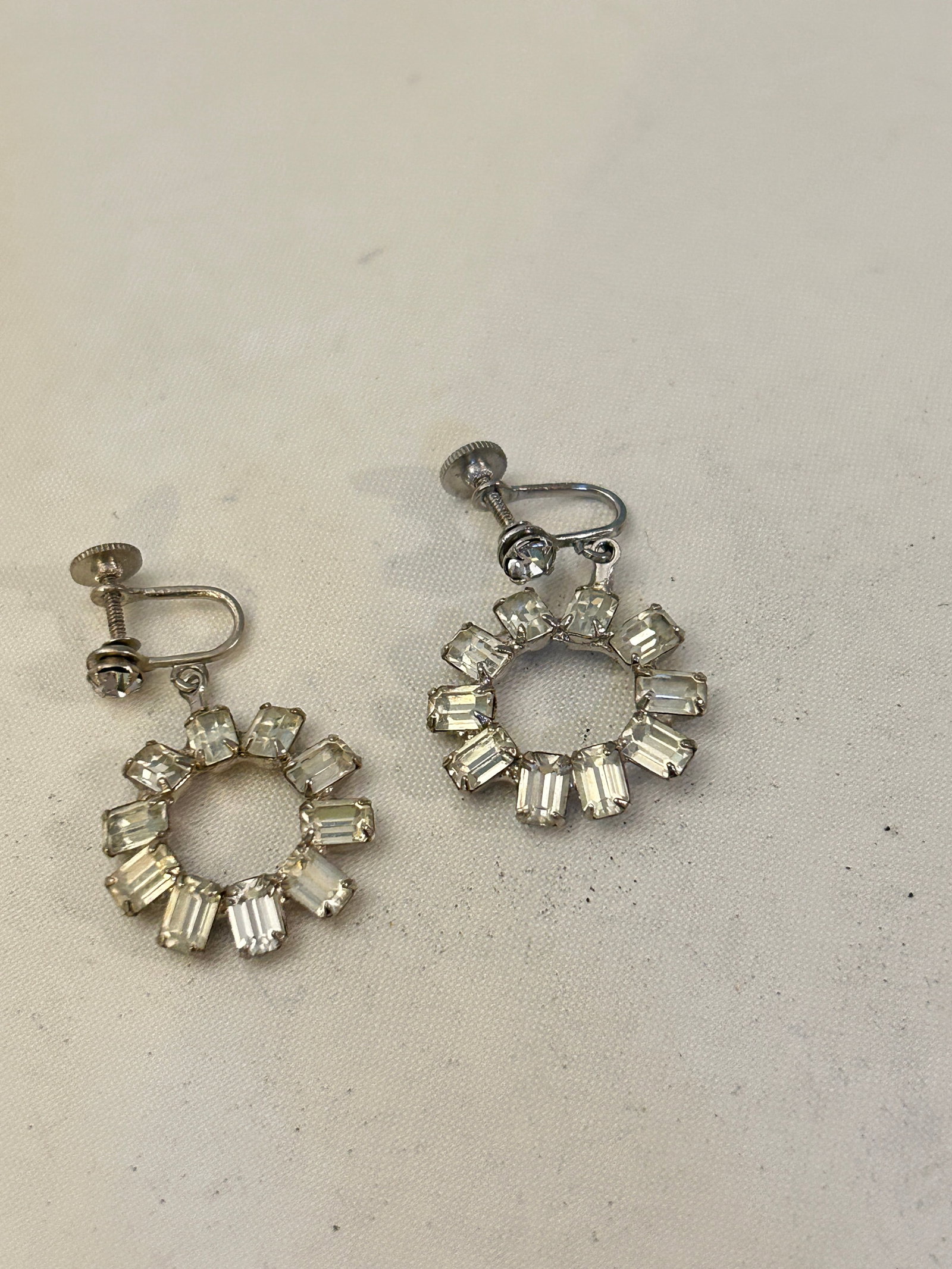Vintage 1950s Art Deco Rhinestone Earrings: Vintage 1950s Art Deco Rhinestone Earrings Please view all photos as they are part of the description and condition of this Item, Feel free to contact me with questions or picture requests! Used Item 
