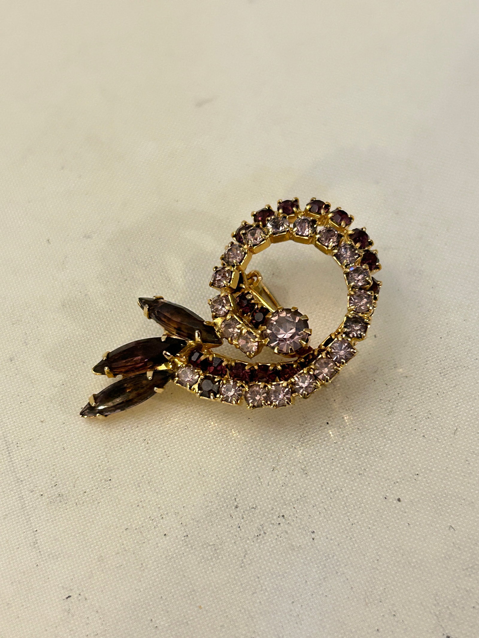Vintage Purple Brooch: Vintage Purple Brooch Please view all photos as they are part of the description and condition of this Item, Feel free to contact me with questions or picture requests! Used Item AS IS