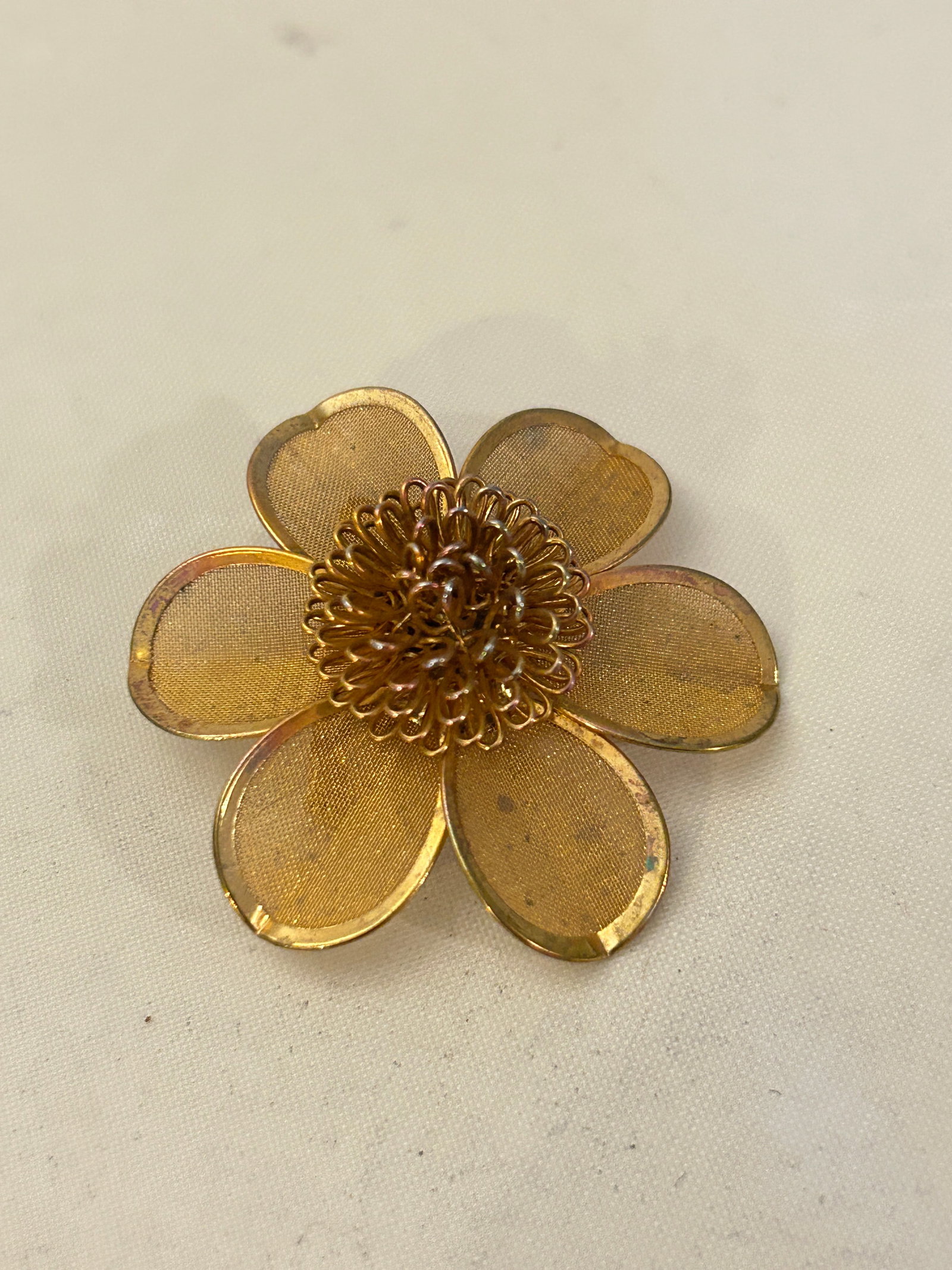 Gold Tone Mesh Pin Flower Lapel Brooch: Gold Tone Mesh Pin Flower Lapel Brooch Please view all photos as they are part of the description and condition of this Item, Feel free to contact me with questions or picture requests! Used Item AS I