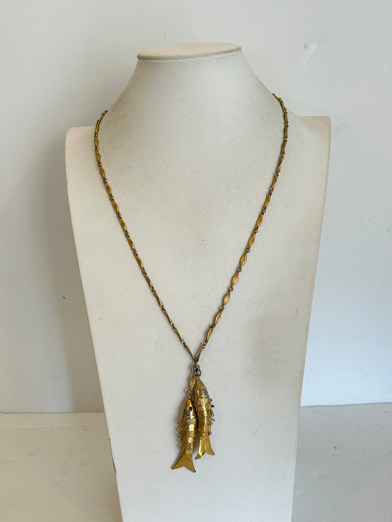 Vintage Articulated Gold Plated Fish Charm Pendant Necklace 24": Vintage Articulated Gold Plated Fish Charm Pendant Necklace 24" Please view all photos as they are part of the description and condition of this Item, Feel free to contact me with questions or picture
