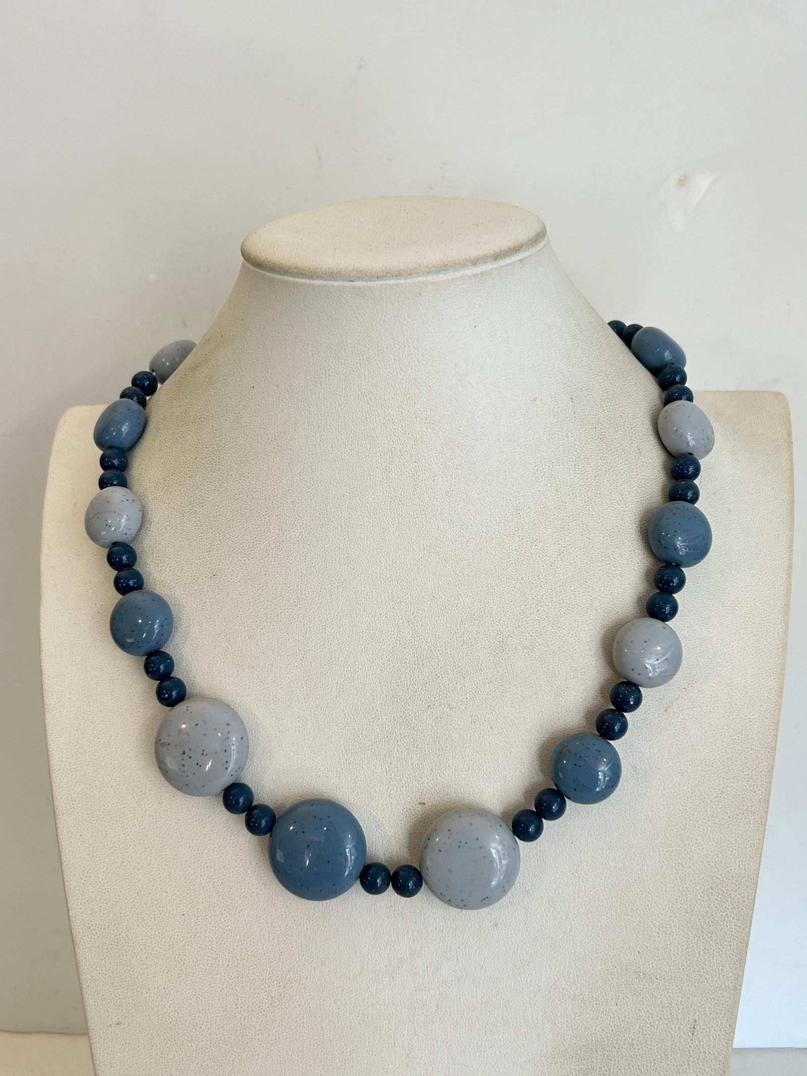 Blue Round Beaded Chunky Necklace 18": Blue Round Beaded Chunky Necklace 18" Please view all photos as they are part of the description and condition of this Item, Feel free to contact me with questions or picture requests! Used Item AS IS