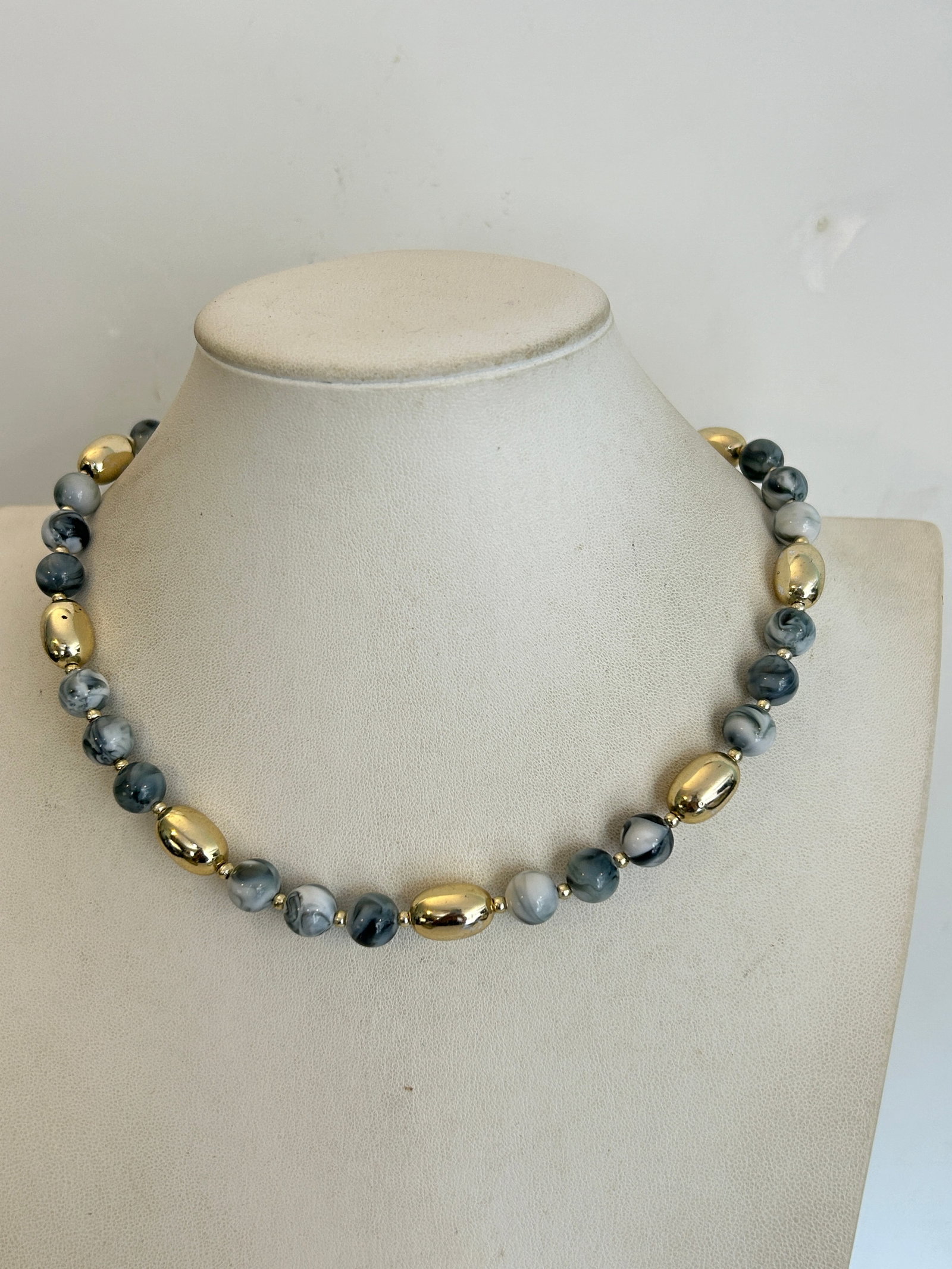 chunky marbled acrylic and gold-tone bead statement necklace 17": chunky marbled acrylic and gold-tone bead statement necklace 17" Please view all photos as they are part of the description and condition of this Item, Feel free to contact me with questions or pictur