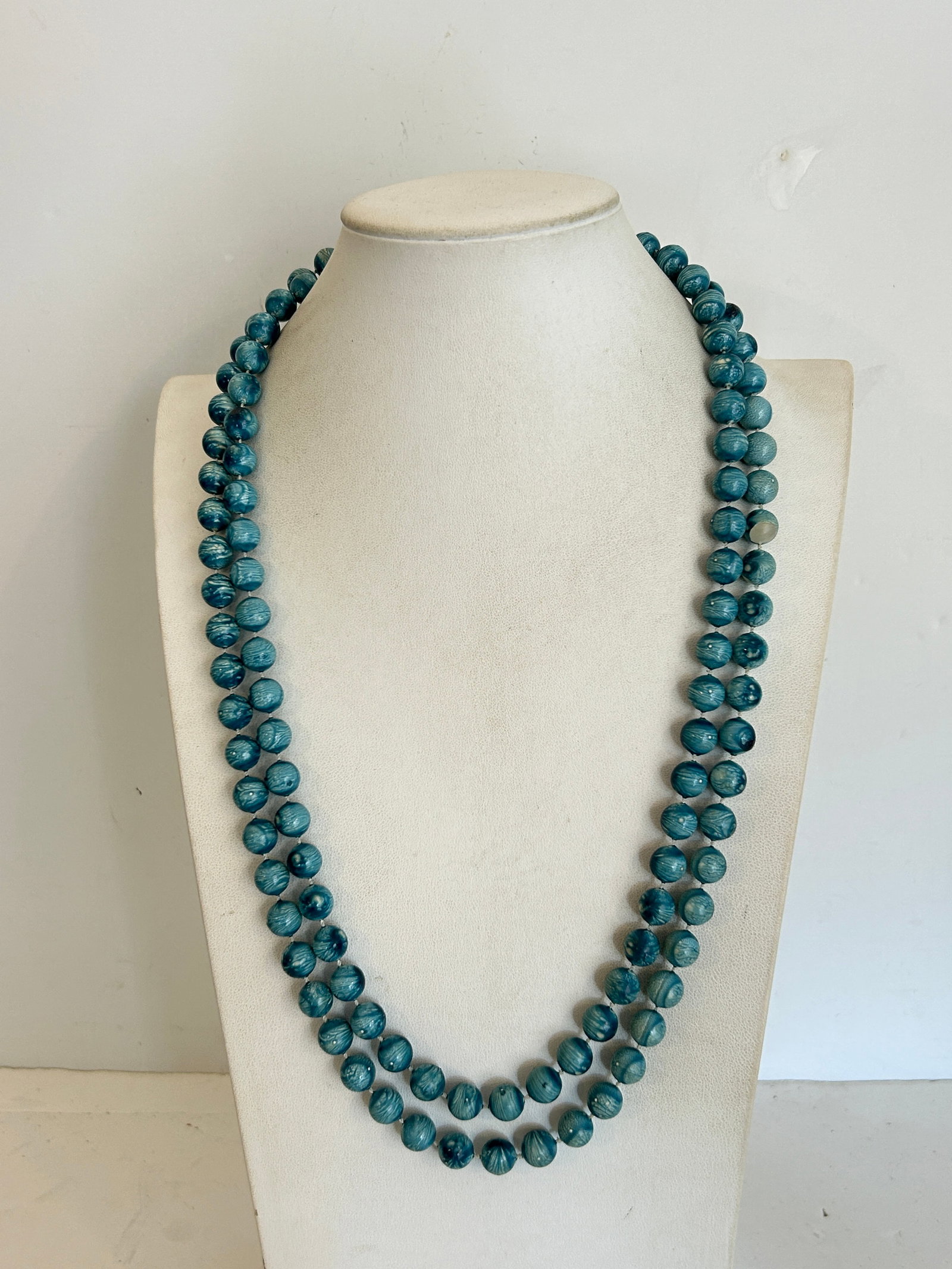 Vintage Blue Bead Necklace 28": Vintage Blue Bead Necklace 28" Please view all photos as they are part of the description and condition of this Item, Feel free to contact me with questions or picture requests! Used Item AS IS