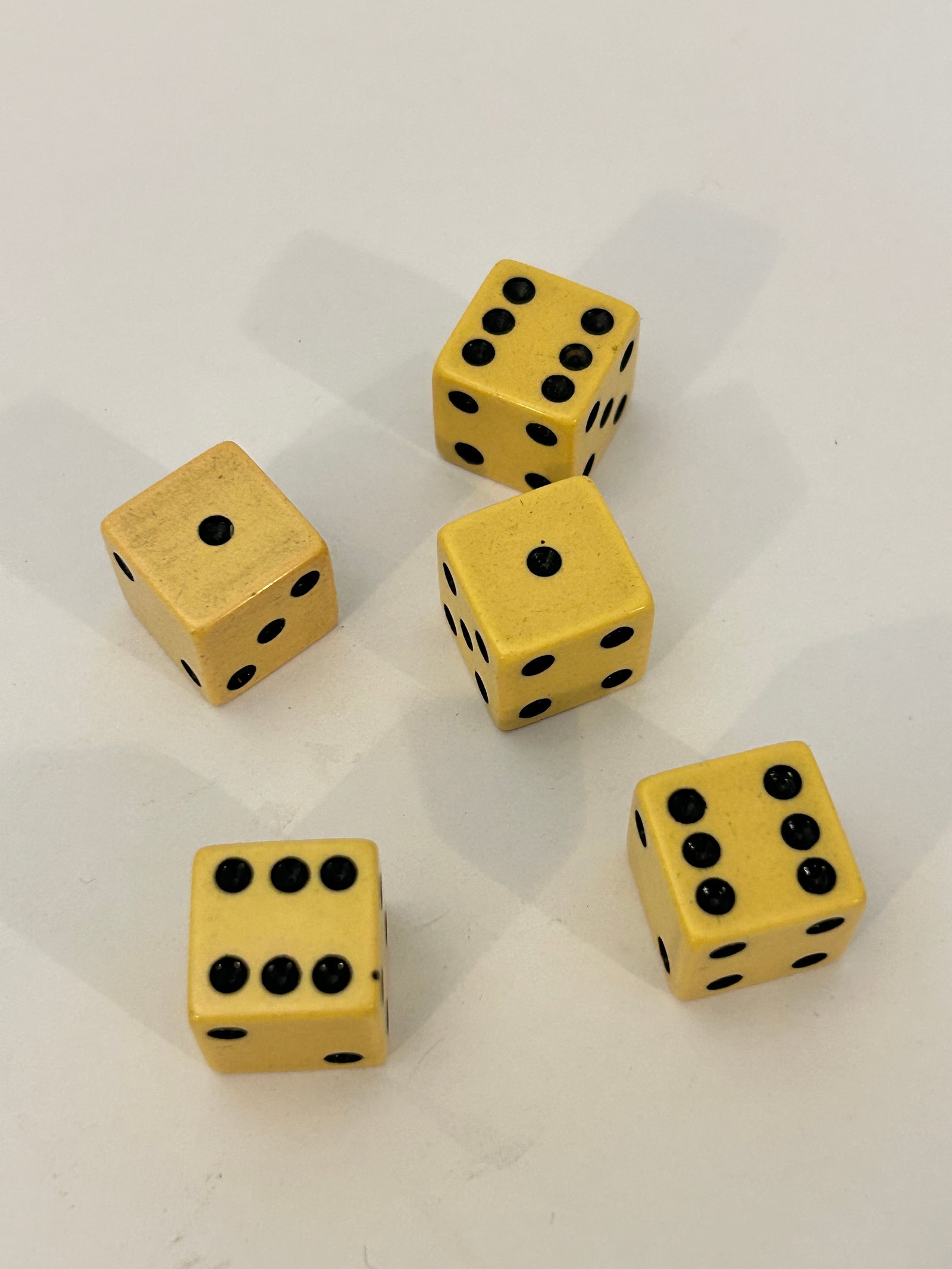Vintage lot of old Bakalite Dice: Vintage lot of old Bakalite Dice Please view all photos as they are part of the description and condition of this Item, Feel free to contact me with questions or picture requests! Used Item AS IS