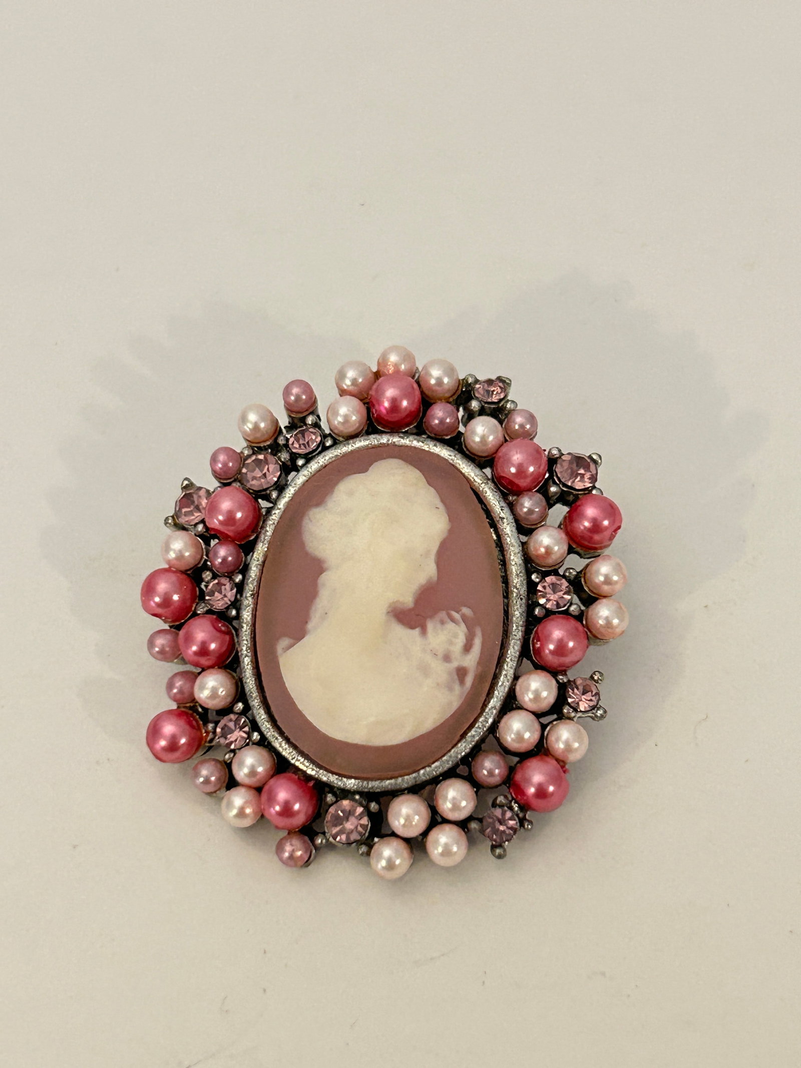 Vintage Cameo old Brooch: Vintage Cameo old Brooch Please view all photos as they are part of the description and condition of this Item, Feel free to contact me with questions or picture requests! Used Item AS IS