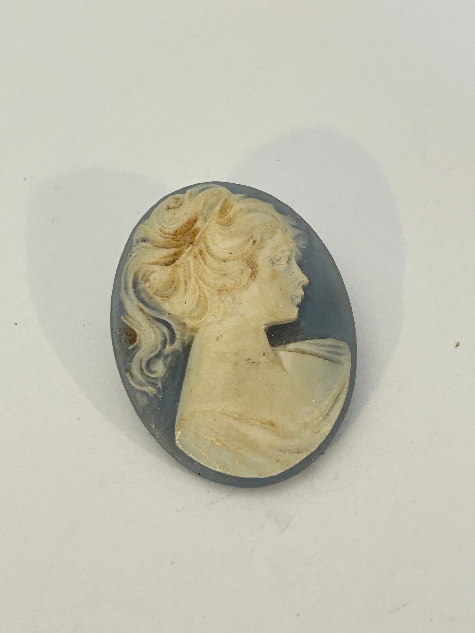 Vintage Cameo old Brooch: Vintage Cameo old Brooch Please view all photos as they are part of the description and condition of this Item, Feel free to contact me with questions or picture requests! Used Item AS IS