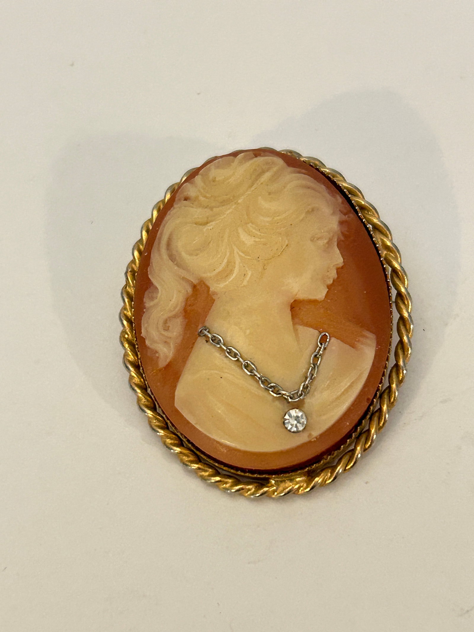 Vintage Cameo old Brooch: Vintage Cameo old Brooch Please view all photos as they are part of the description and condition of this Item, Feel free to contact me with questions or picture requests! Used Item AS IS