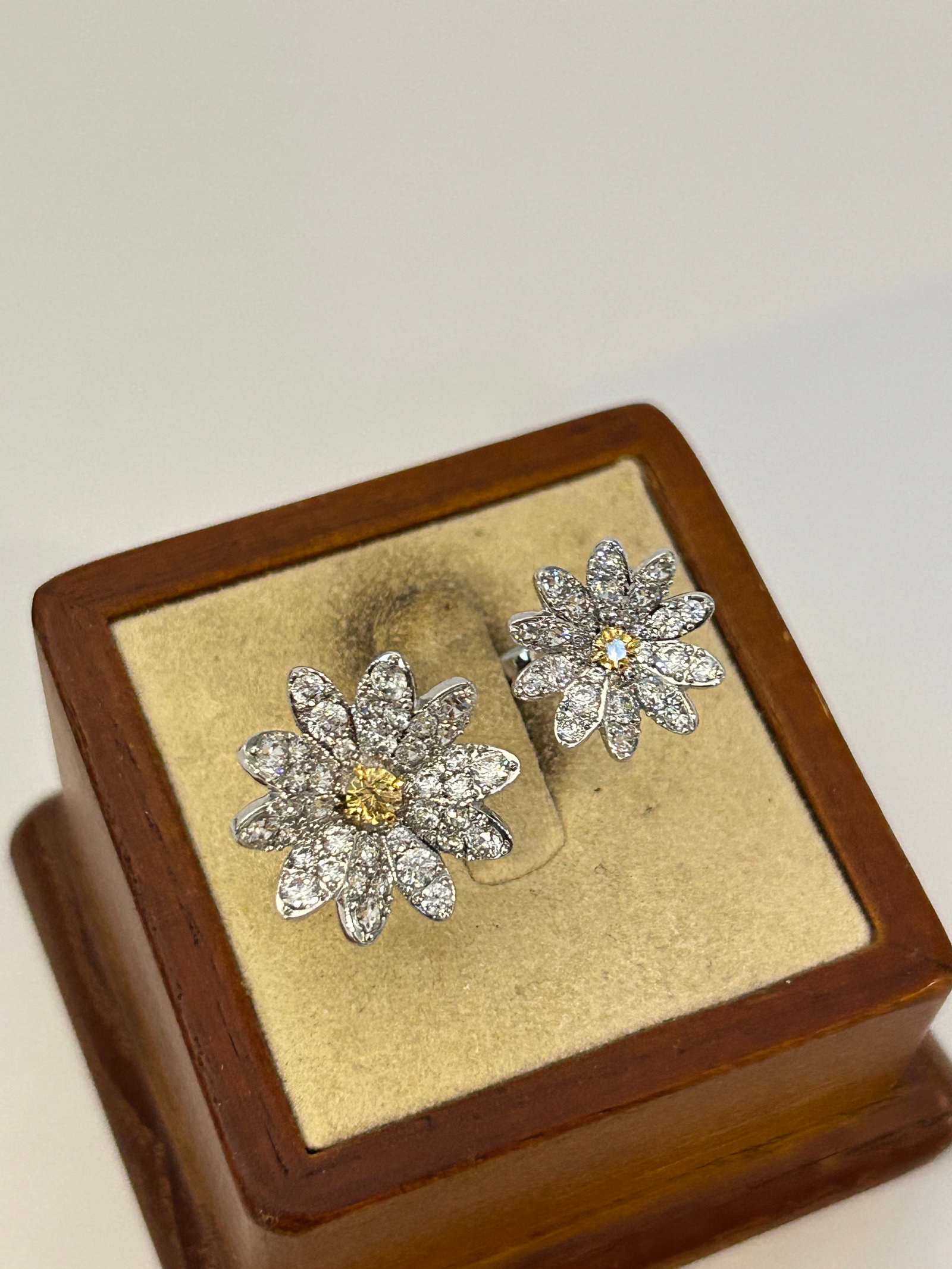 Swarovski Eternal Flower open ring Yellow sz 6: Swarovski Eternal Flower open ring Yellow sz 6 Please view all photos as they are part of the description and condition of this Item, Feel free to contact me with questions or picture requests! Used I