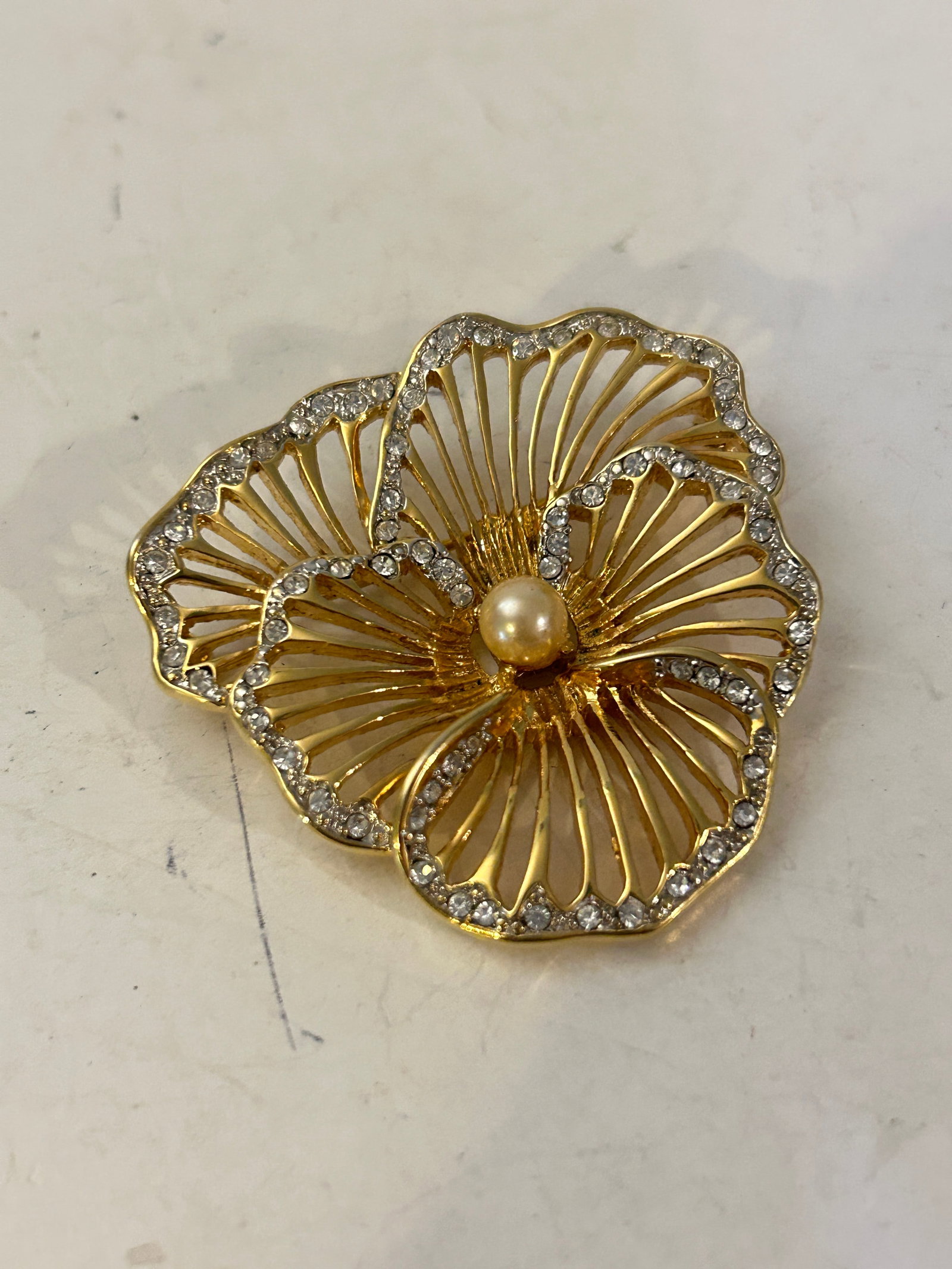 Vintage HSM 1992 Floral Gold Tone Brooch: Vintage HSM 1992 Floral Gold Tone Brooch Please view all photos as they are part of the description and condition of this Item, Feel free to contact me with questions or picture requests! Used Item AS
