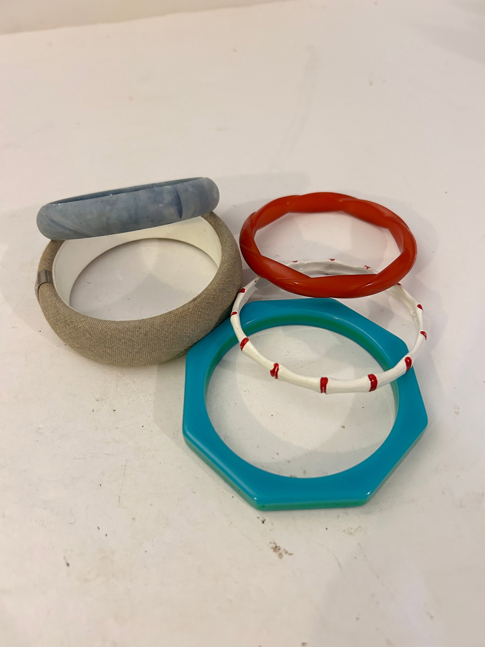 Vintage Lot of 5 Good Bracelets: Vintage Lot of 5 Good Bracelets Please view all photos as they are part of the description and condition of this Item, Feel free to contact me with questions or picture requests! Used Item AS IS