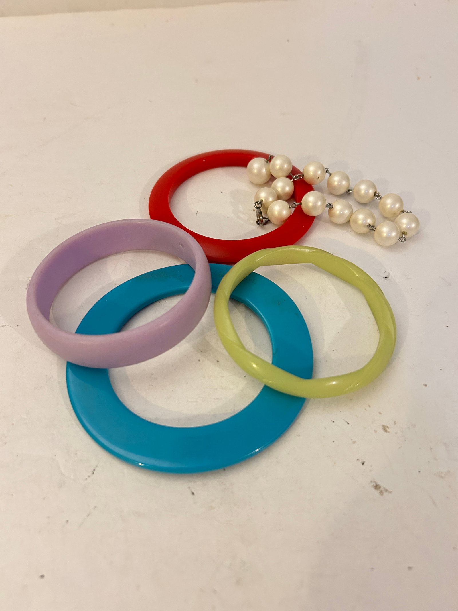 Vintage Lot of 5 Good Bracelets: Vintage Lot of 5 Good Bracelets Please view all photos as they are part of the description and condition of this Item, Feel free to contact me with questions or picture requests! Used Item AS IS
