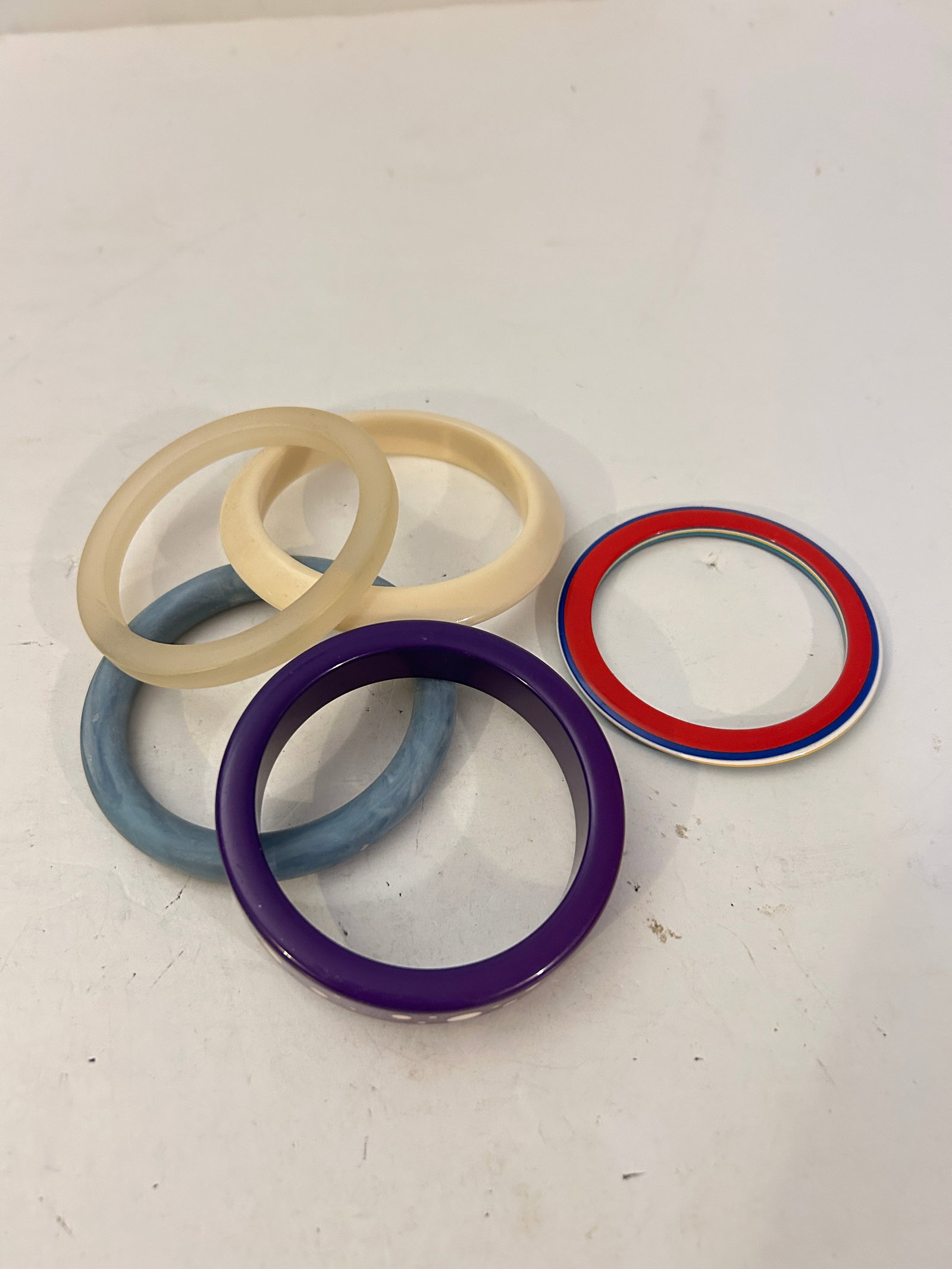 Vintage Lot of 5 Good Bracelets: Vintage Lot of 5 Good Bracelets Please view all photos as they are part of the description and condition of this Item, Feel free to contact me with questions or picture requests! Used Item AS IS