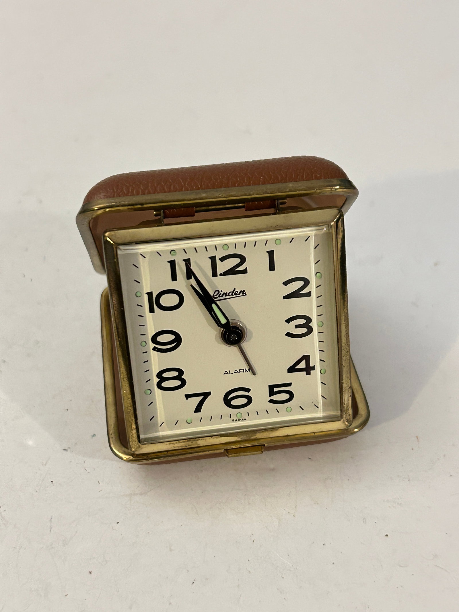 Vintage Linden Travel Analog Alarm Clock Wind Up Glow Brown Snap Case working: Vintage Linden Travel Analog Alarm Clock Wind Up Glow Brown Snap Case working Please view all photos as they are part of the description and condition of this Item, Feel free to contact me with questi