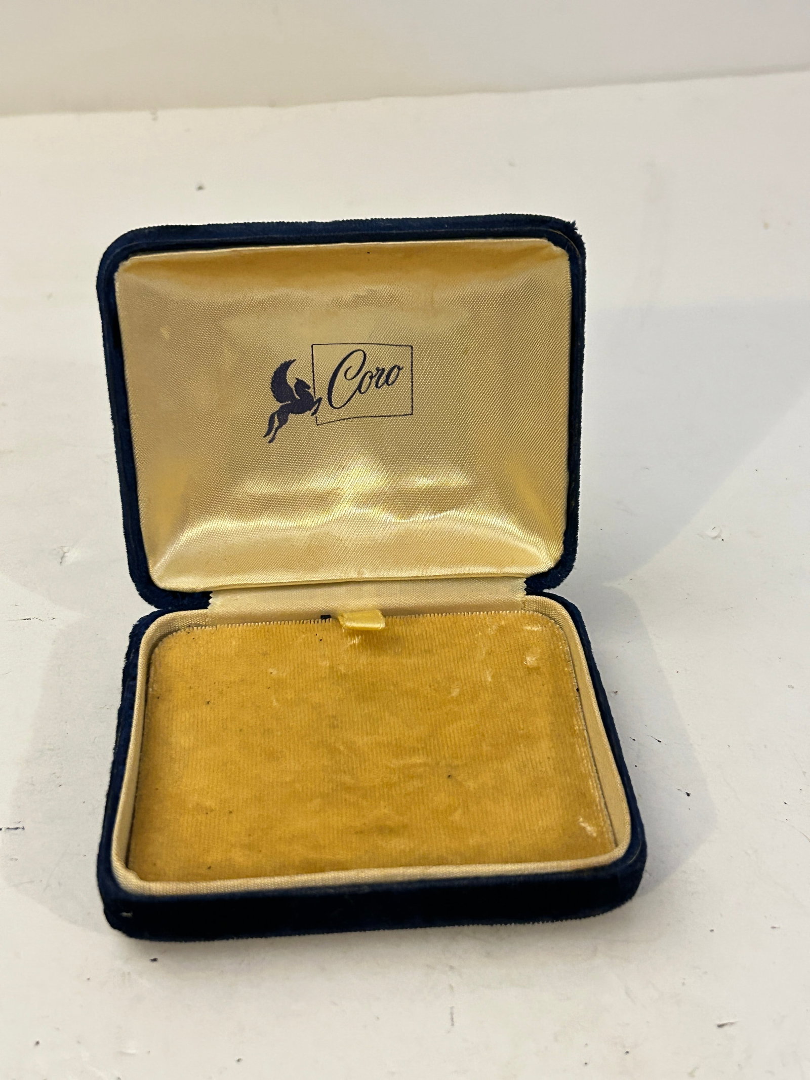 Vintage Coro Pegasus Box Jewelry Presentation Display Blue Velvet 4 x 3 1/4": Vintage Coro Pegasus Box Jewelry Presentation Display Blue Velvet 4 x 3 1/4" Please view all photos as they are part of the description and condition of this Item, Feel free to contact me with questio