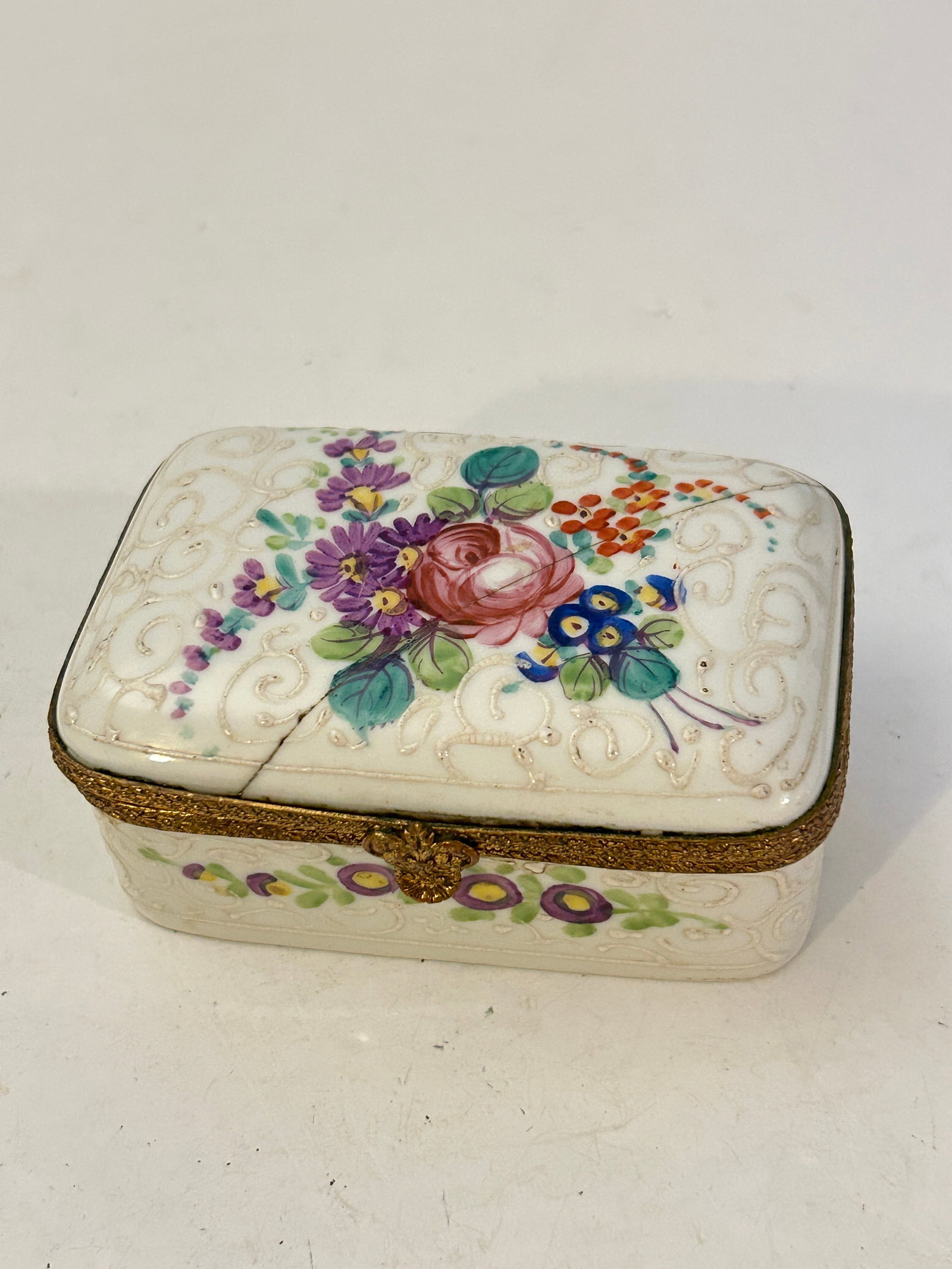 Vintage Limoges Porcelain Handpainted Floral Trinket Box has a crack: Vintage Limoges Porcelain Handpainted Floral Trinket Box has a crack Please view all photos as they are part of the description and condition of this Item, Feel free to contact me with questions or pi