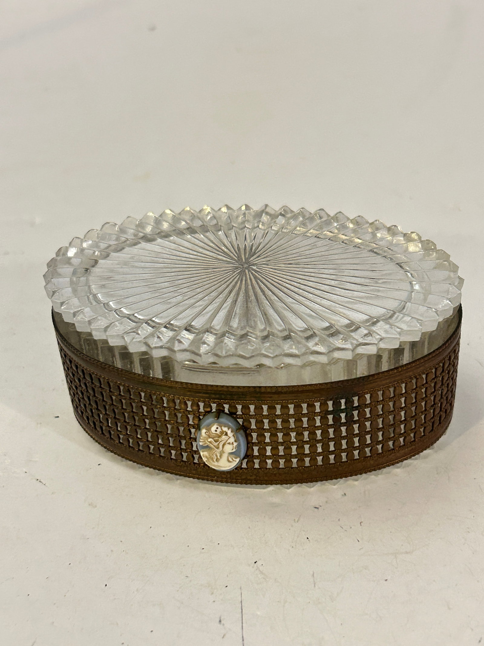 Vintage Glass & Gold Covered Dish with Cameo: Vintage Glass & Gold Covered Dish with Cameo Please view all photos as they are part of the description and condition of this Item, Feel free to contact me with questions or picture requests! Used Ite