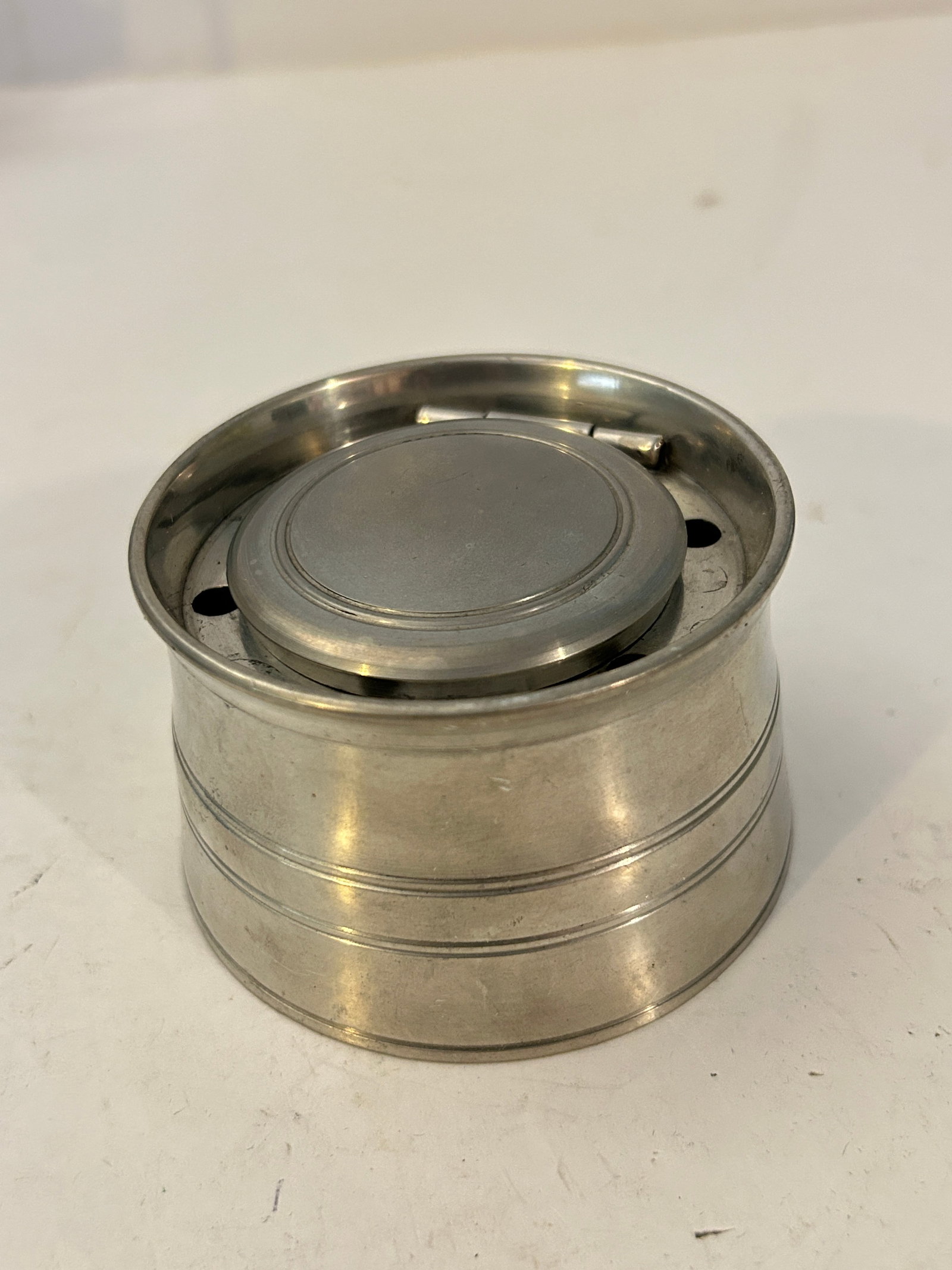 Vintage Stieff Pewter Smithsonian Institution Capstan Inkwell 3" (1 of 5)