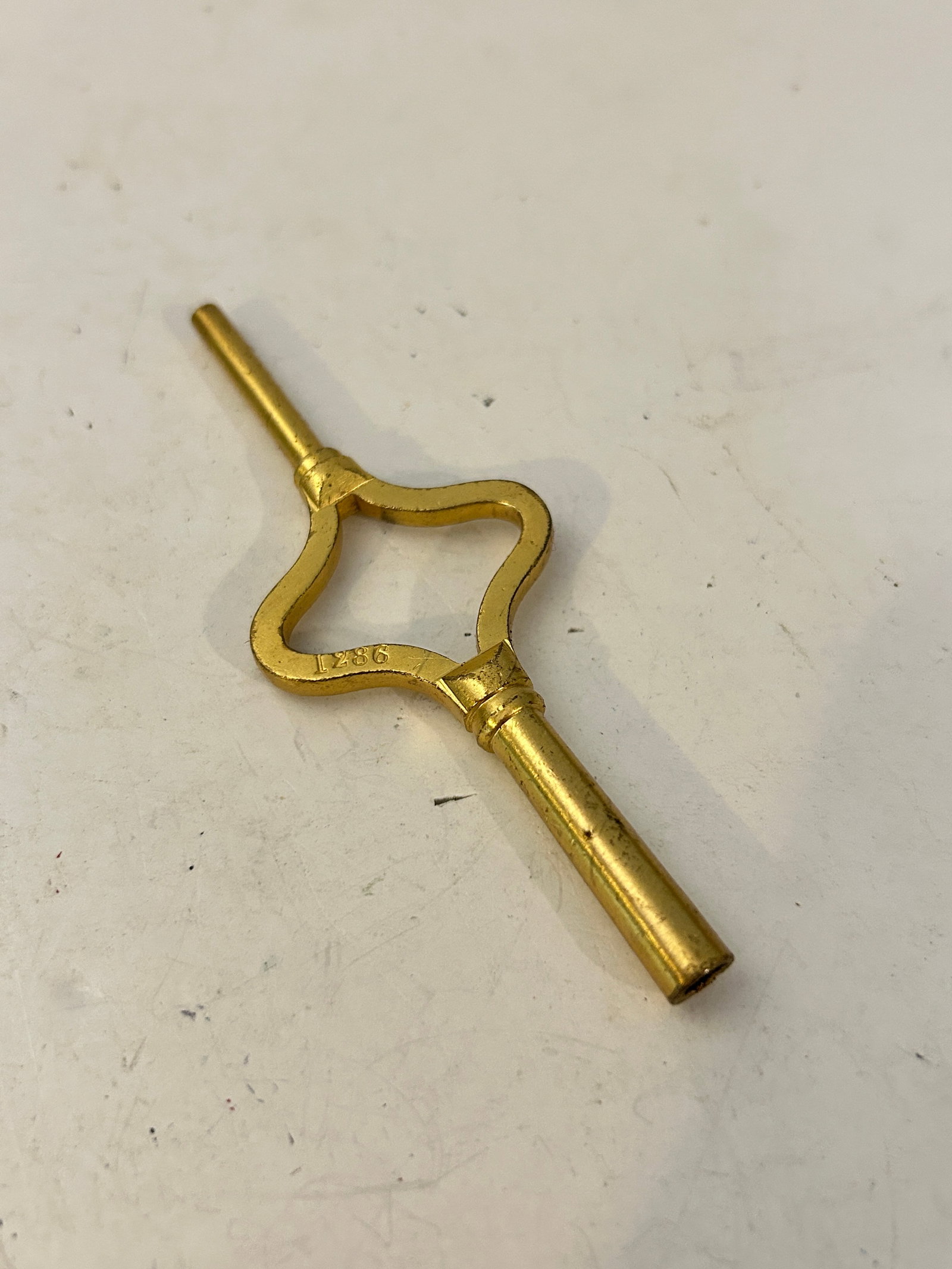 Antique Brass Clock double winding key: Antique Brass Clock double winding key Please view all photos as they are part of the description and condition of this Item, Feel free to contact me with questions or picture requests! Used Item AS I