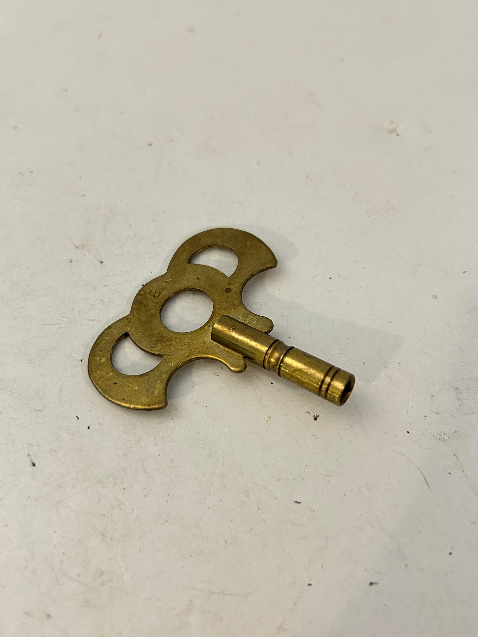 Vintage Brass Clock Key winding: Vintage Brass Clock Key winding Please view all photos as they are part of the description and condition of this Item, Feel free to contact me with questions or picture requests! Used Item AS IS