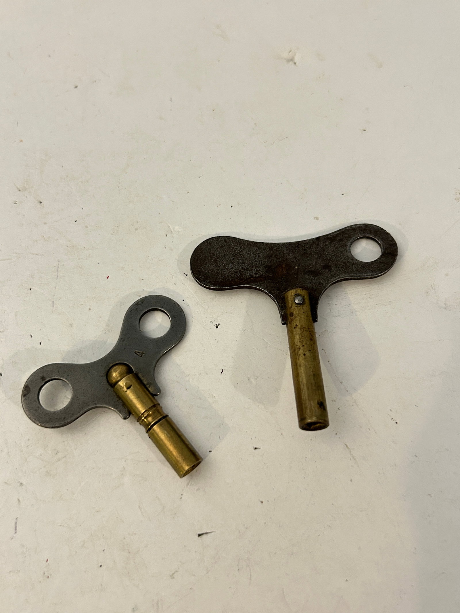lot of 2 vintage brass clock winding keys: lot of 2 vintage brass clock winding keys Please view all photos as they are part of the description and condition of this Item, Feel free to contact me with questions or picture requests! Used Item A